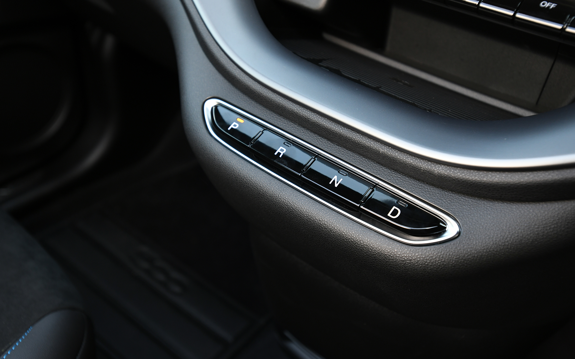 黒を基調としたシックでスポーティなインテリア。インストルメントパネル、ステアリング、ヘッドレスト一体型スポーツシートなどにアルカンターラ素材を採用し、高級感を演出。ヘッドレストには「Abarth 500e」専用のロゴをあしらい、ブルーとイエローのステッチを施した一体型のスポーツシート、ステアリングホイールにあしらったブルーのトップマークとともにスポーティさを高めている