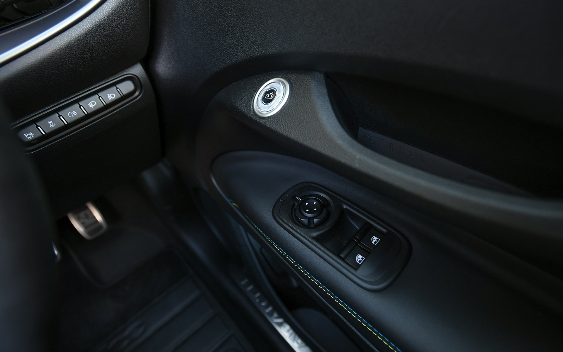 黒を基調としたシックでスポーティなインテリア。インストルメントパネル、ステアリング、ヘッドレスト一体型スポーツシートなどにアルカンターラ素材を採用し、高級感を演出。ヘッドレストには「Abarth 500e」専用のロゴをあしらい、ブルーとイエローのステッチを施した一体型のスポーツシート、ステアリングホイールにあしらったブルーのトップマークとともにスポーティさを高めている