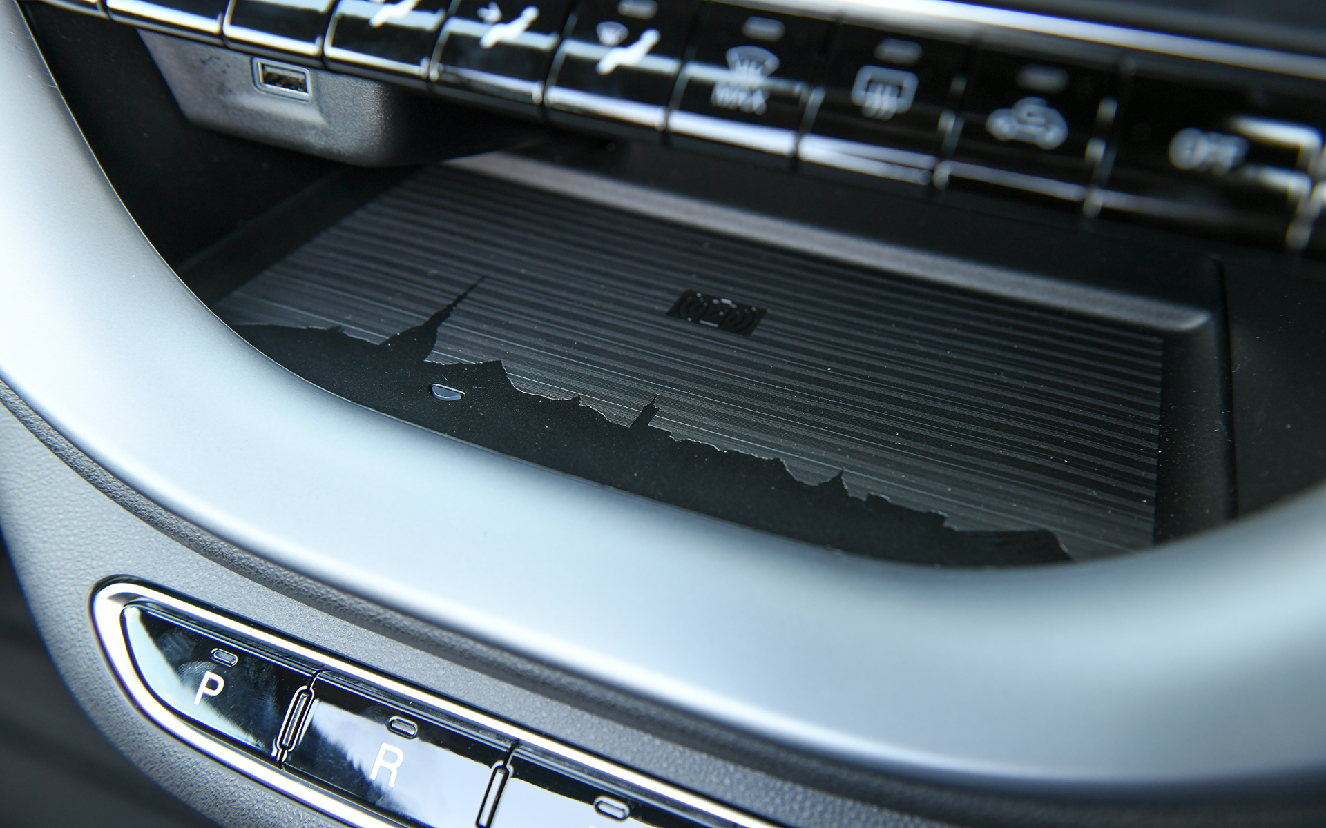 ワイヤレスチャージングパッド部分にはトリノの街並みをイメージしたイラストが描かれる