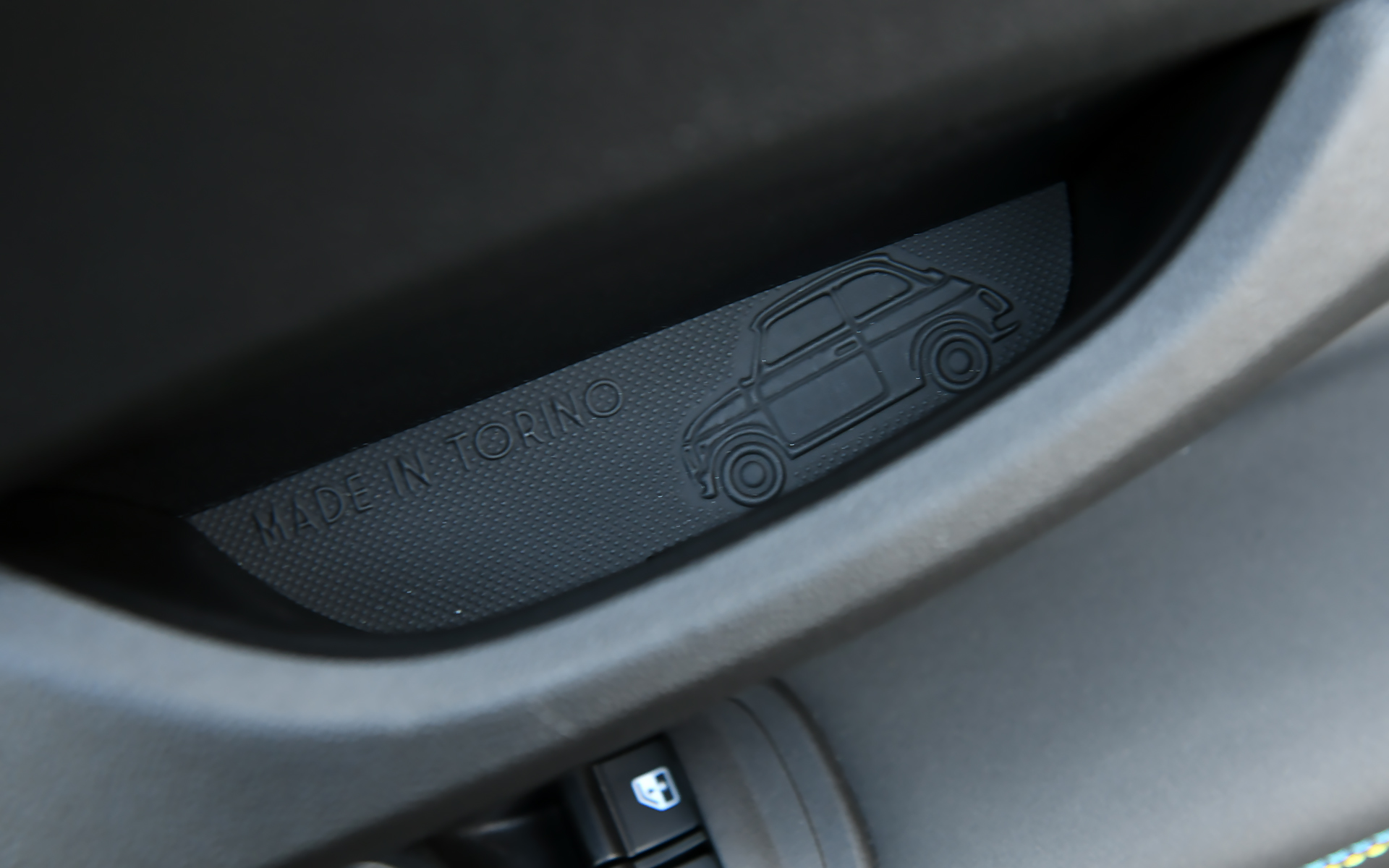 ドアハンドルのポケット部分にはMADE IN TORINOの文字とクルマのイラスト