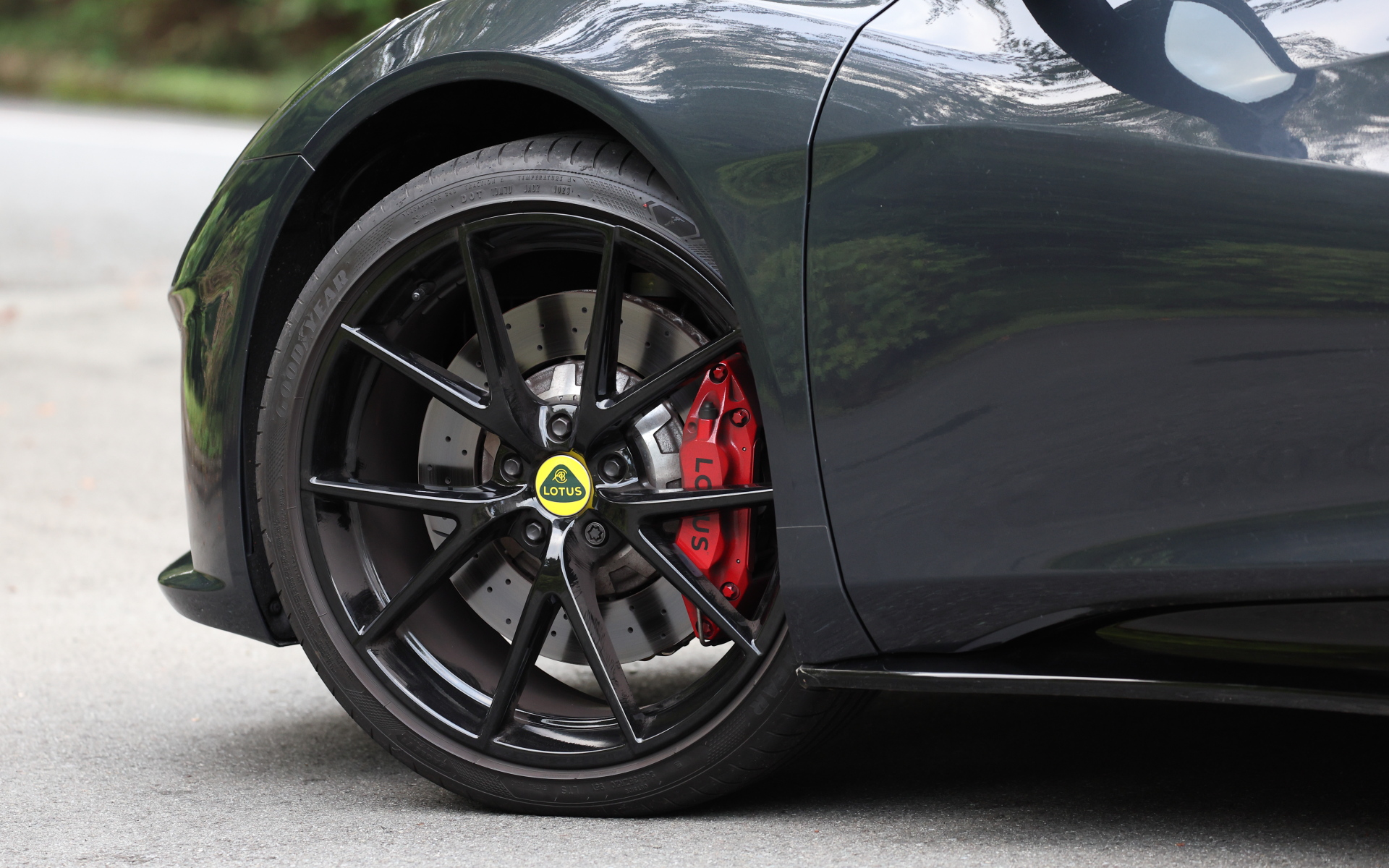 撮影車はグロスブラックの20インチ超軽量Vスポーク鍛造アロイホイールを装着。タイヤはグッドイヤー「イーグル F1 SuperSport LTS」（フロント：245/35R20、リア：295/30R20）を組み合わせる。サスペンションには単筒式ビルシュタイン製ダンパーにアイバッハ製コイルスプリングを採用し、フロントにはAPレーシング製の4ピストンアルミ合金製キャリパーもセットする