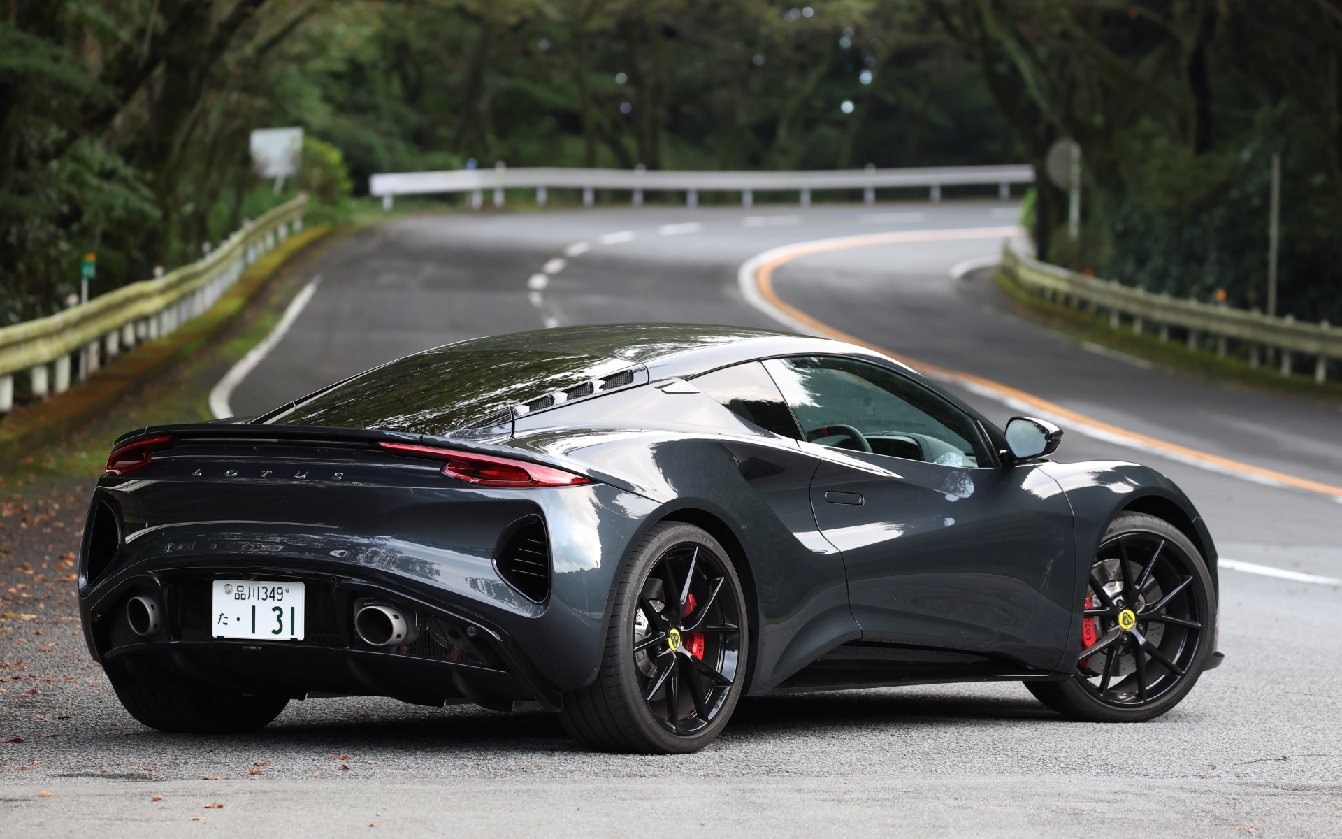 エミーラ V6 ファーストエディションのボディサイズは4413×1895×1226mm（全長×全幅×全高）、ホイールベースは2575mm。シャシーはロータス製オールアルミモノコックを採用する