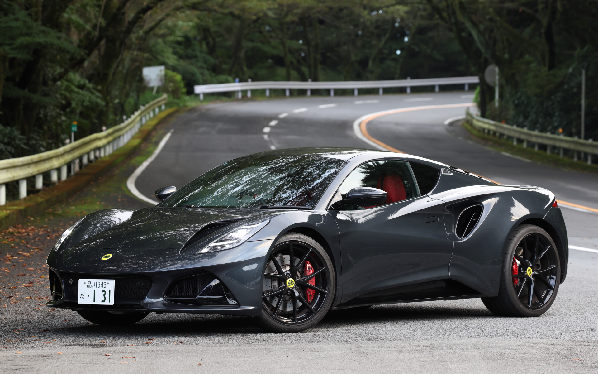 今回試乗したのは「東京オートサロン2022」の会場で日本初公開されたミッドシップスポーツカー「エミーラ」のV6 ファーストエディション。2023年秋以降に生産を開始する予定で、価格は1661万円。AMG製の直列4気筒 2.0リッターターボエンジンを搭載する「エミーラ ファーストエディション」や、サーキット走行専用のレース車両「エミーラ GT4」もラインアップする