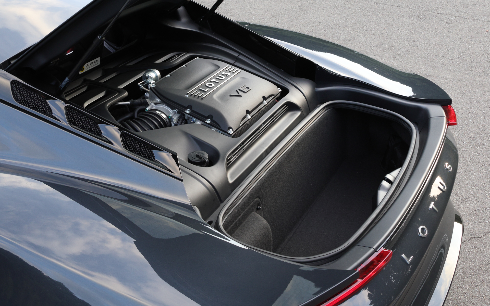 キャビン後方に搭載されるV型6気筒DOHC 3.5リッタースーパーチャージャーエンジンは最高出力298kW（405PS）/6800rpm、最大トルク430Nm（43.8kgfm）/2700-6700rpmを発生。トランスミッションはスポーツレシオの6速MT、パドルシフトを備える6速ATから選択可能