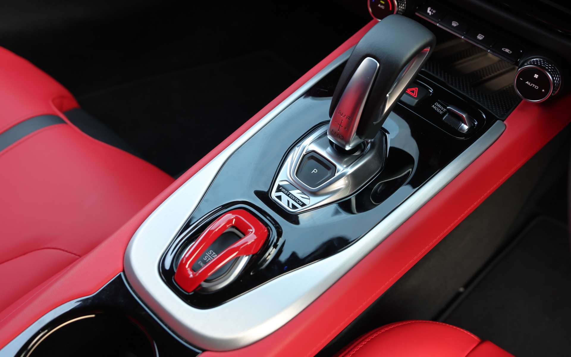 インテリアでは12.3インチのTFT液晶ディスプレイを使ったデジタルメーターを採用するとともに、インフォテインメント情報に加えGメーターやエンジン出力なども表示できる10.25インチ HMIタッチスクリーンをダッシュボード中央にレイアウト。英国の音響機器メーカー「KEF」が車載オーディオを手がけるのはエミーラが初めてになるという