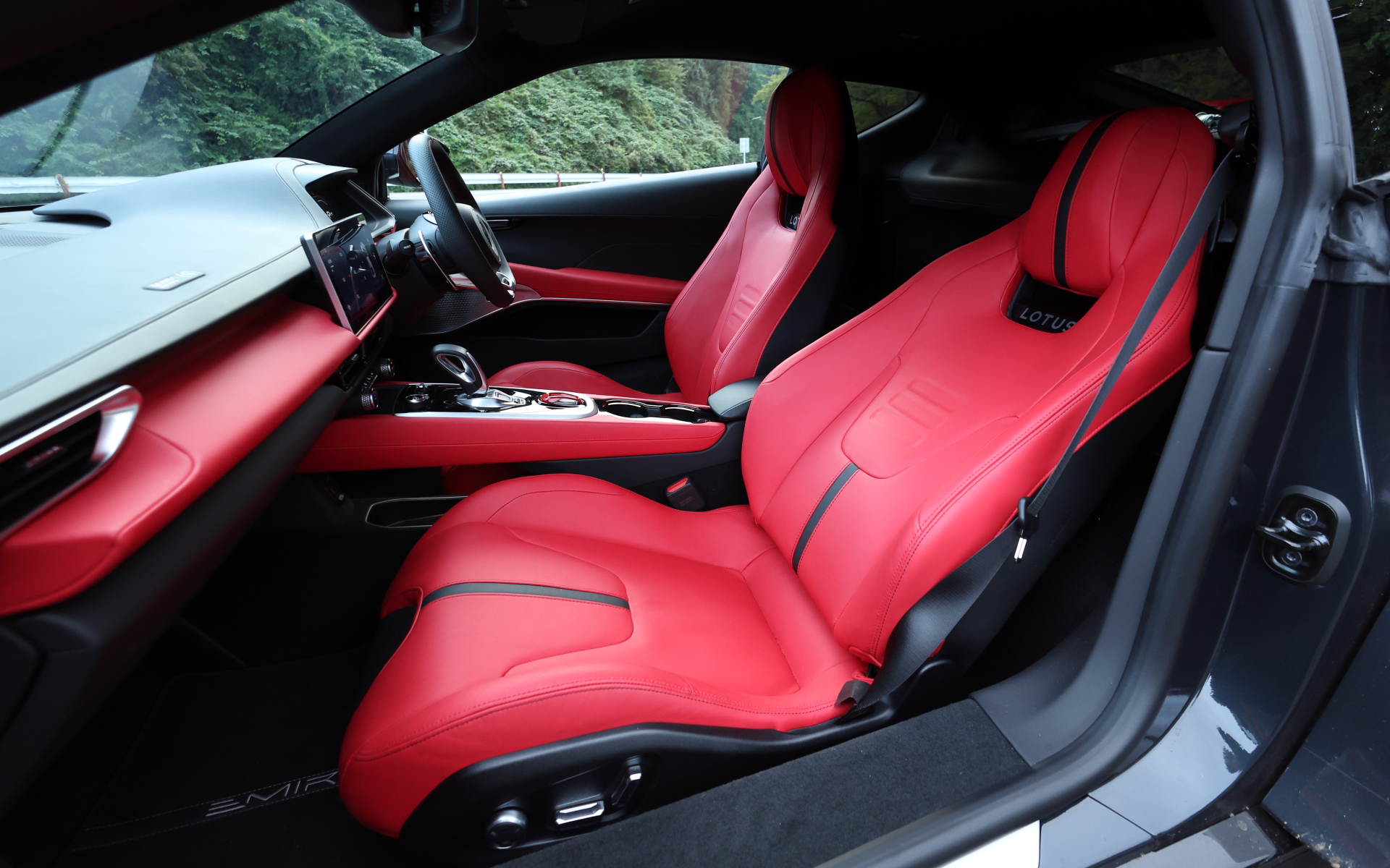 インテリアでは12.3インチのTFT液晶ディスプレイを使ったデジタルメーターを採用するとともに、インフォテインメント情報に加えGメーターやエンジン出力なども表示できる10.25インチ HMIタッチスクリーンをダッシュボード中央にレイアウト。英国の音響機器メーカー「KEF」が車載オーディオを手がけるのはエミーラが初めてになるという