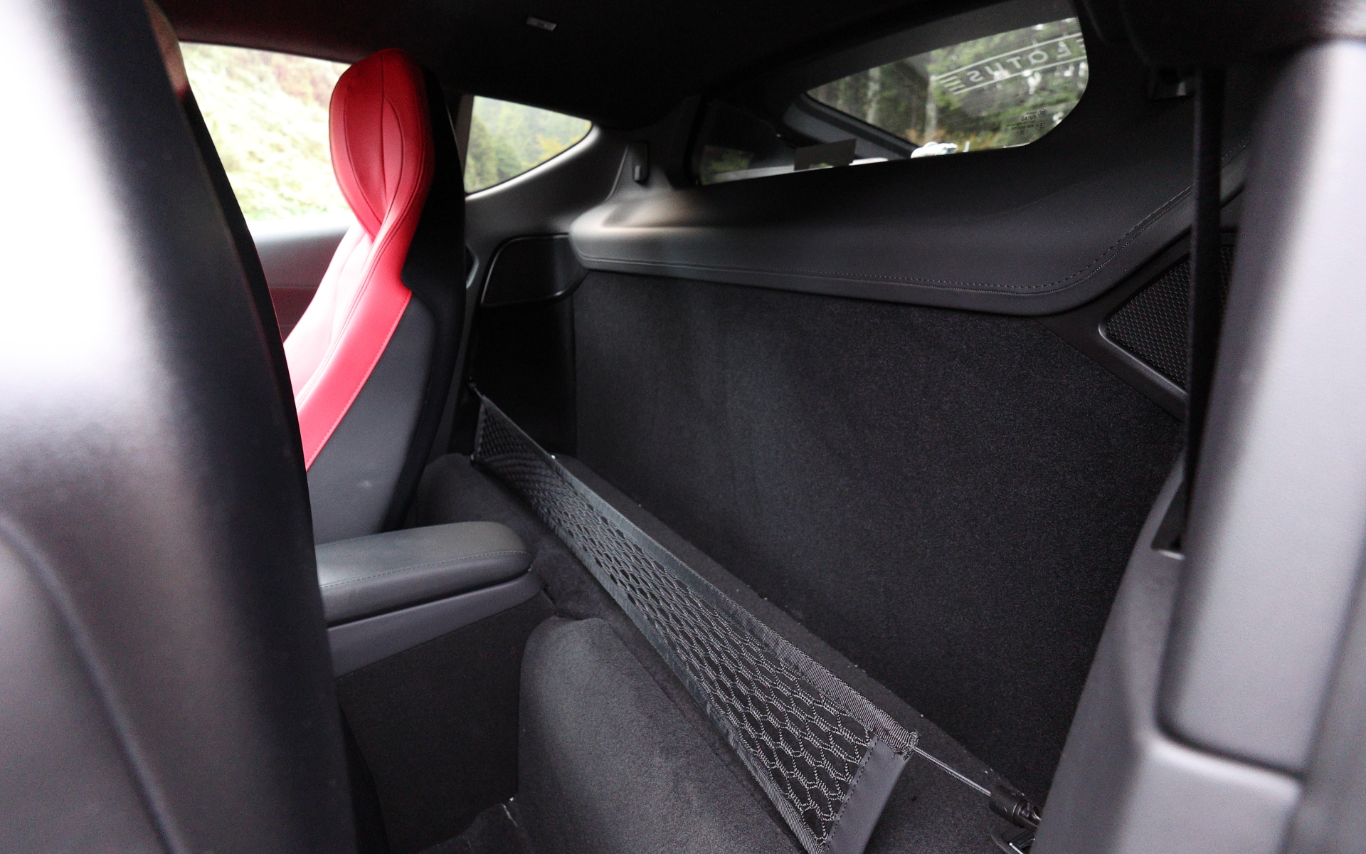 エミーラは2名乗車仕様だが、後方にスペースがあるのでシートをリクライニングして休憩することもできる