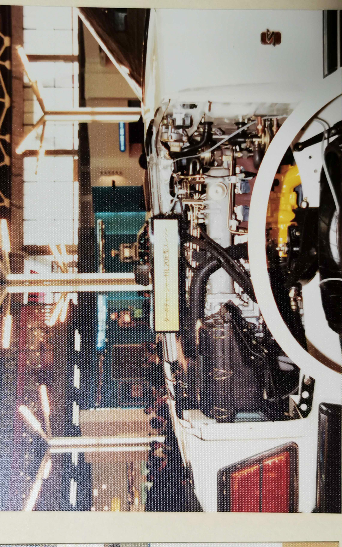 クルマのカットモデル。「ターボチャージャー付L20E型エンジン」と書いてあります