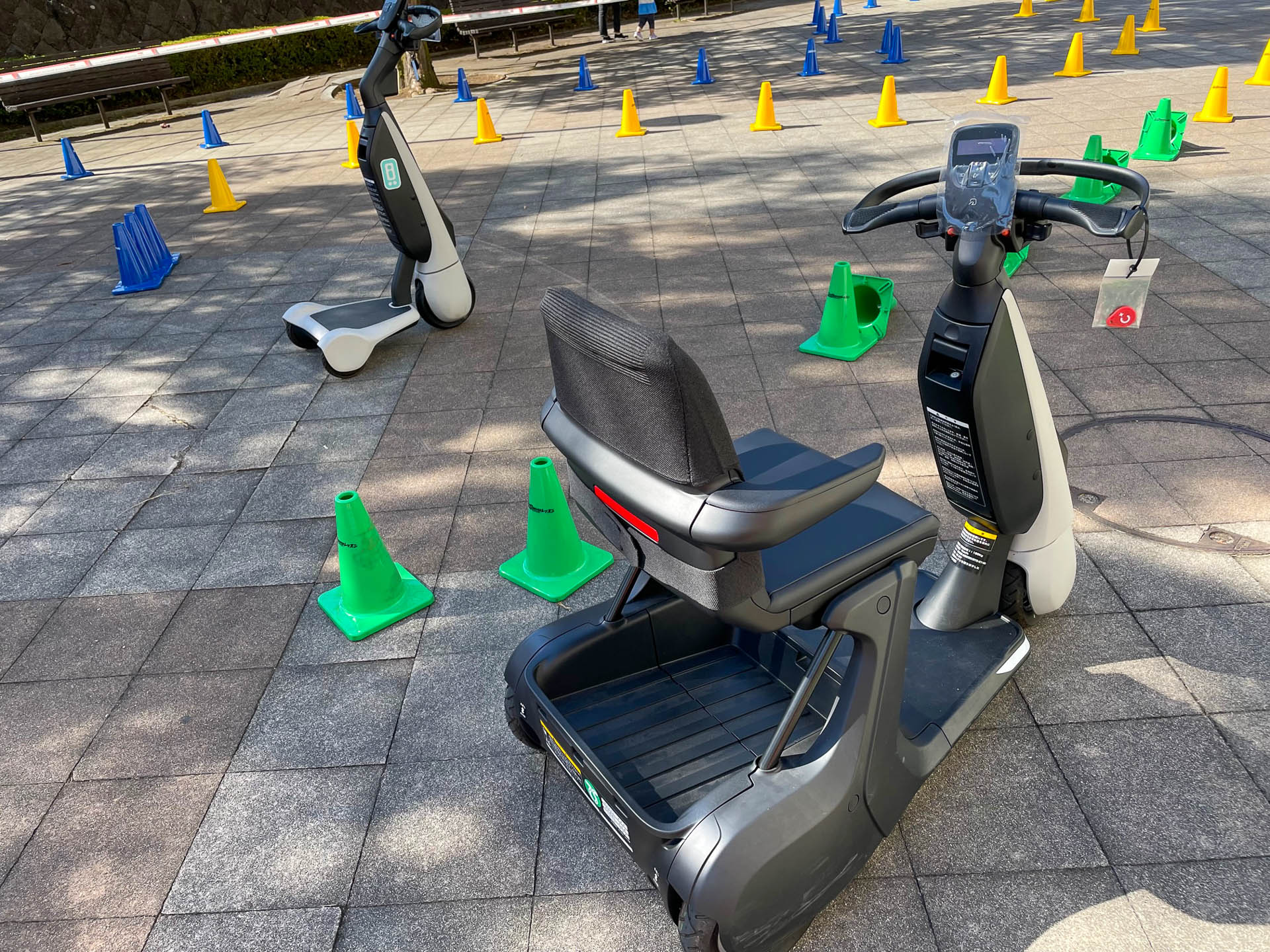 立ち乗りと座り乗り、いろいろな種類のあるC＋walk。前者はキックボードより安全性が高そうだ。後者はナンバーはないが歩道は走れるという。工場施設内移動などが視野に入っている。ラゲッジスペースもあって便利そう