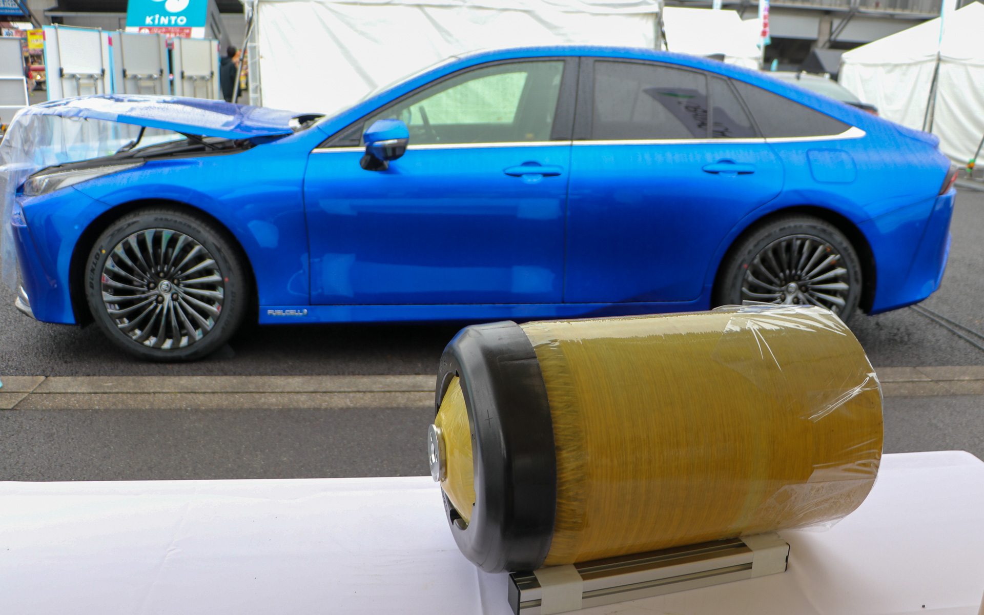 手前にあるのがMIRAIに搭載されている水素タンク