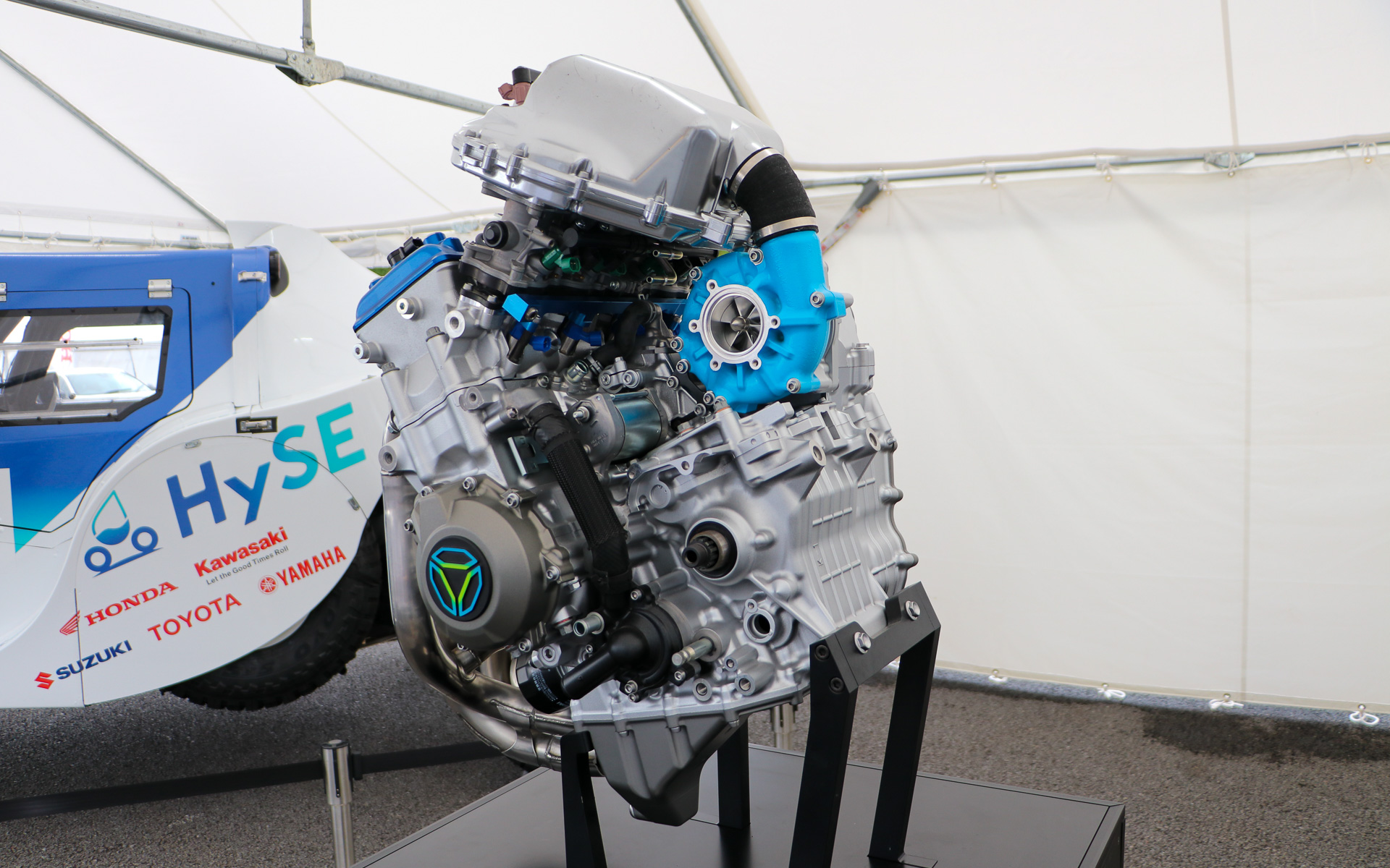 水冷4ストローク直列4気筒1.0リッタースーパーチャージドエンジン