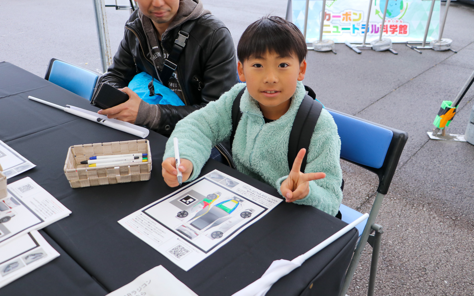 塗り絵のクルマは切り取って組み立てることも可能