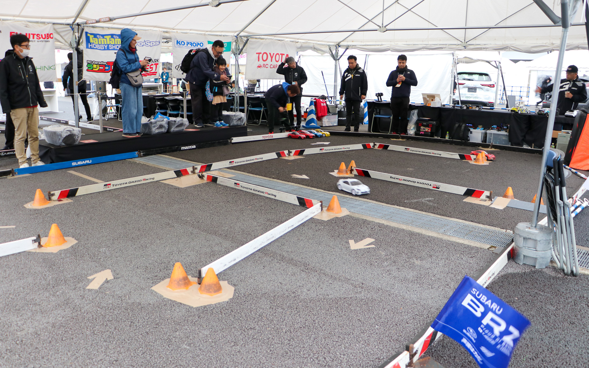 大人から子供までRCカーを楽しめる