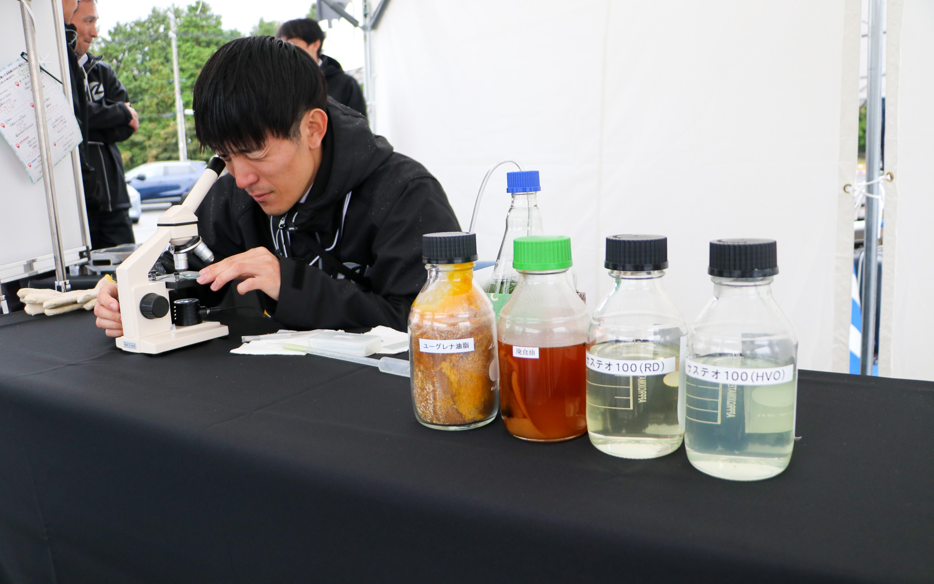 ブースに設置している顕微鏡でミドリムシの観察ができる