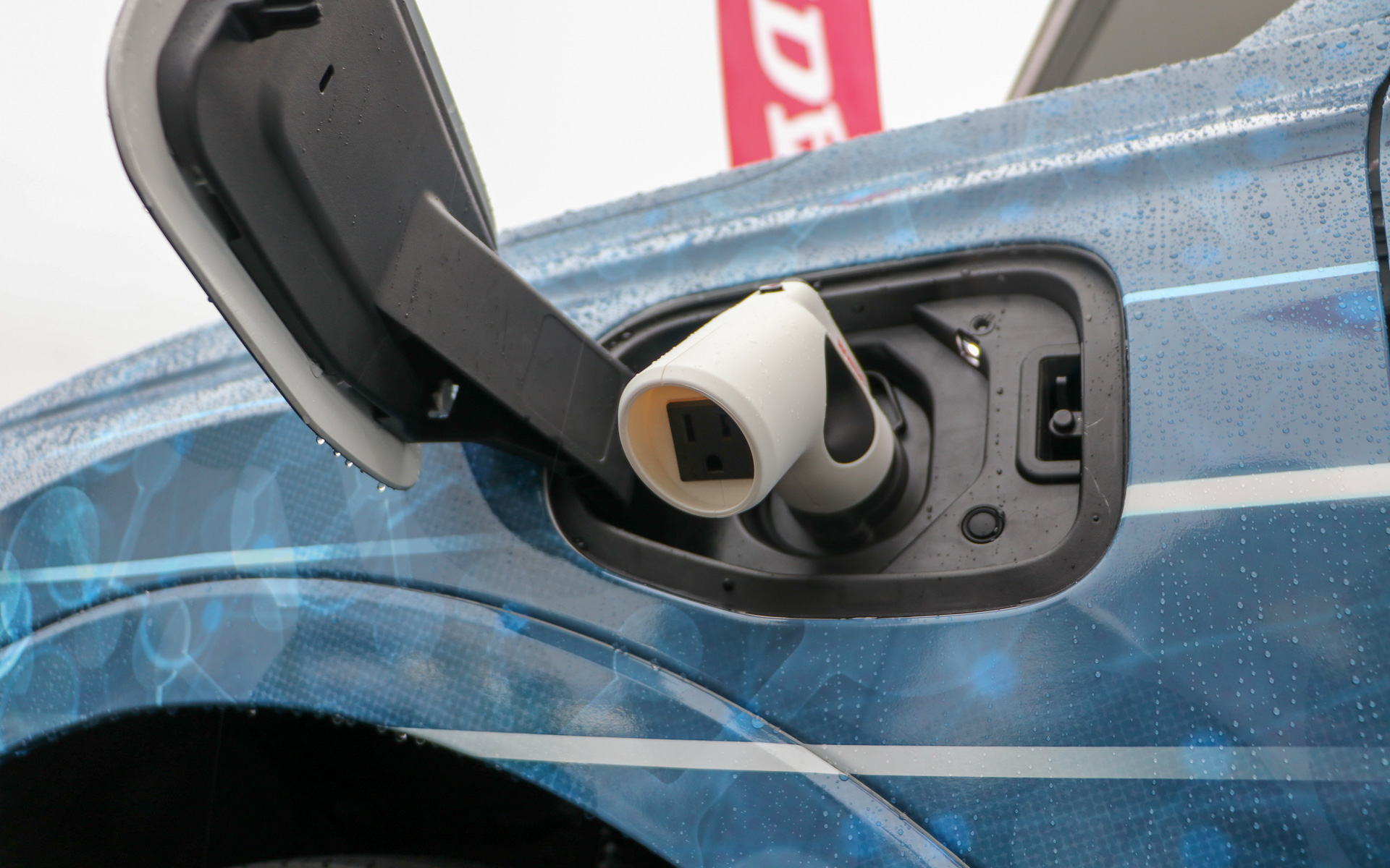 下側に100VのAC電源コンセントが設けられている