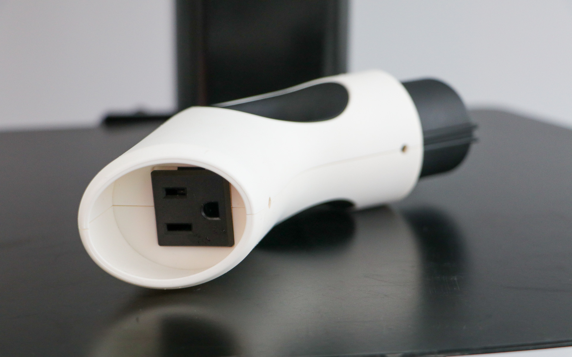 下側に100VのAC電源コンセントが設けられている