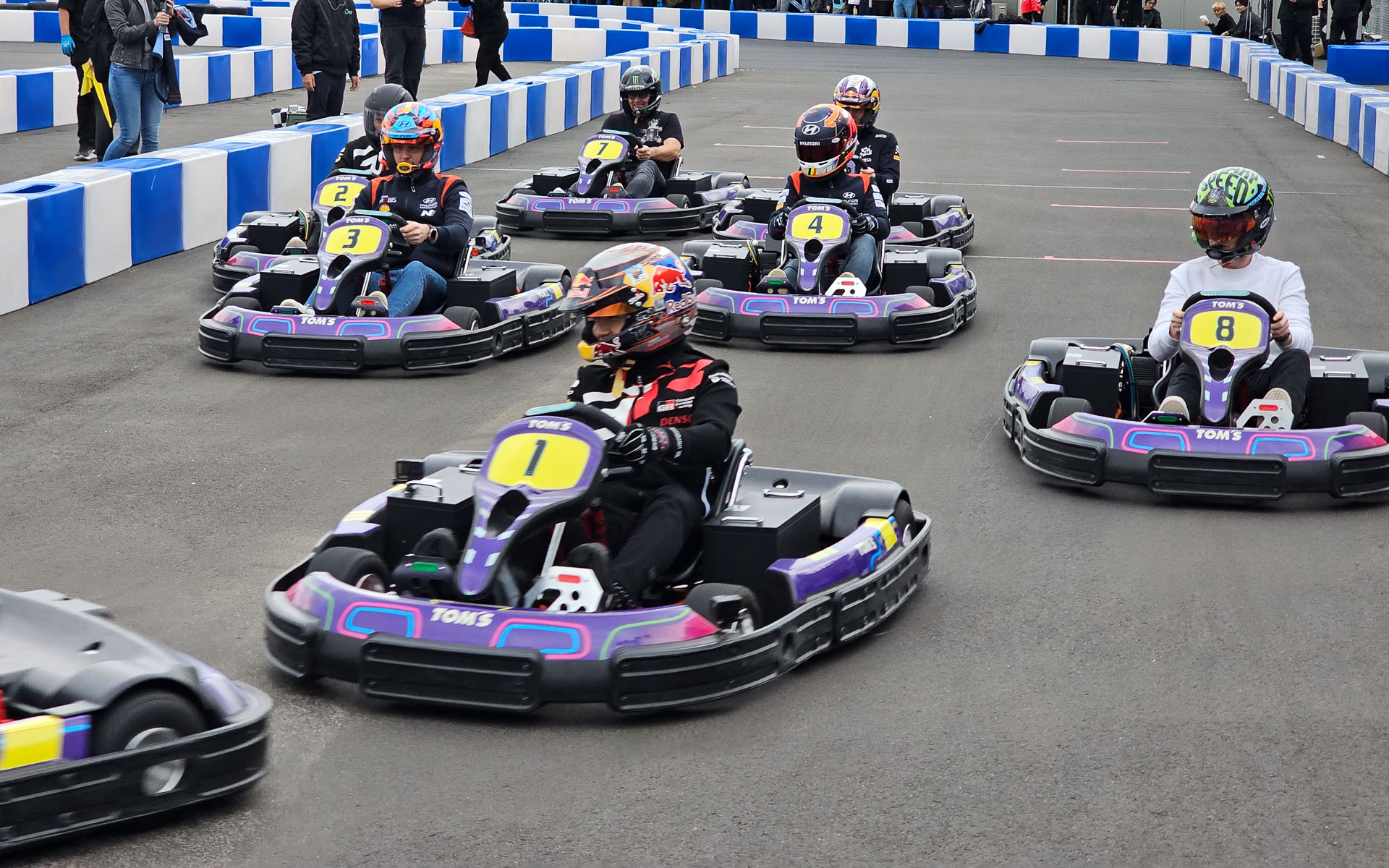 シティサーキット東京ベイで激走する勝田貴元選手やWRCドライバー