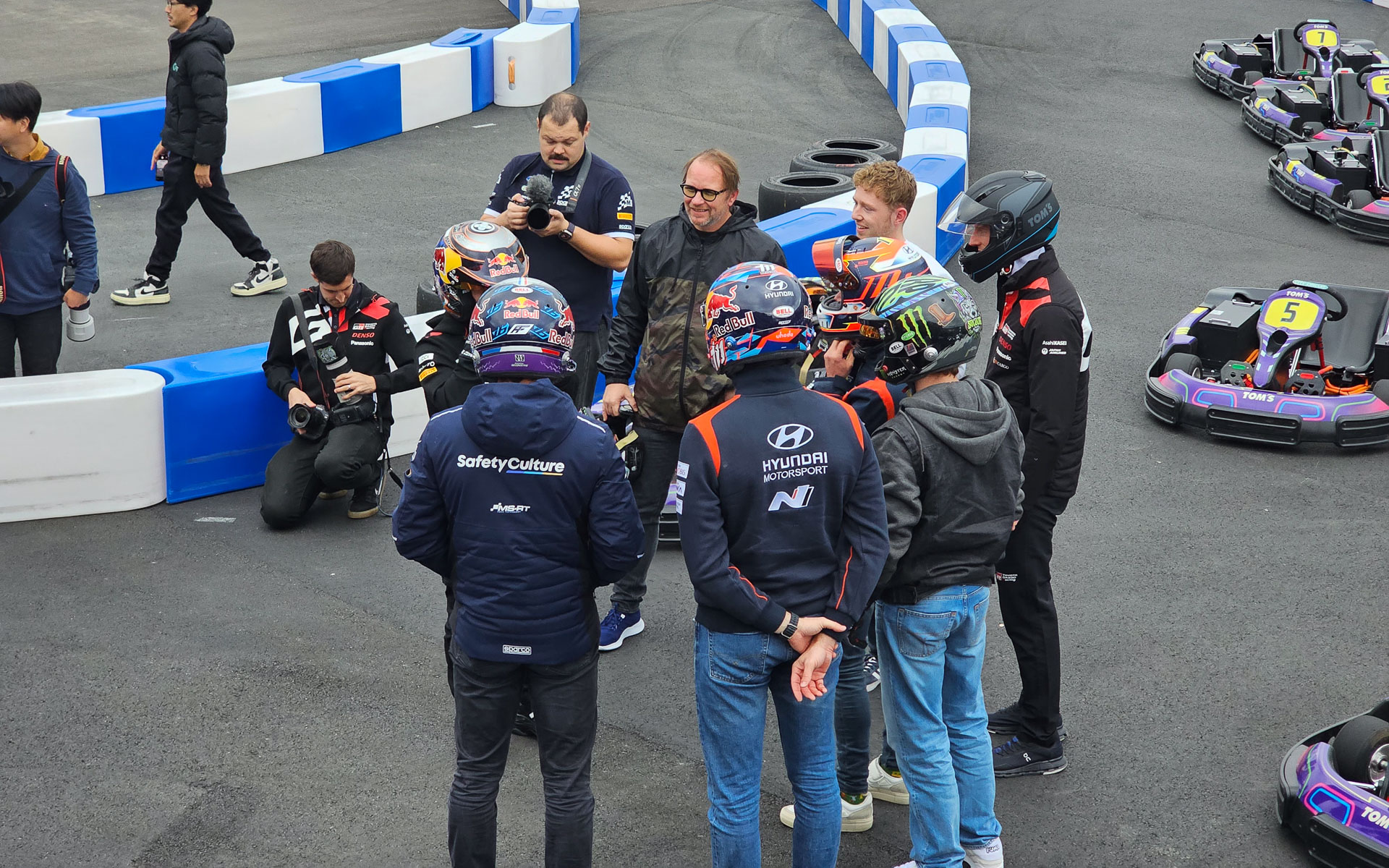 予選後のドライバーたち談笑の図