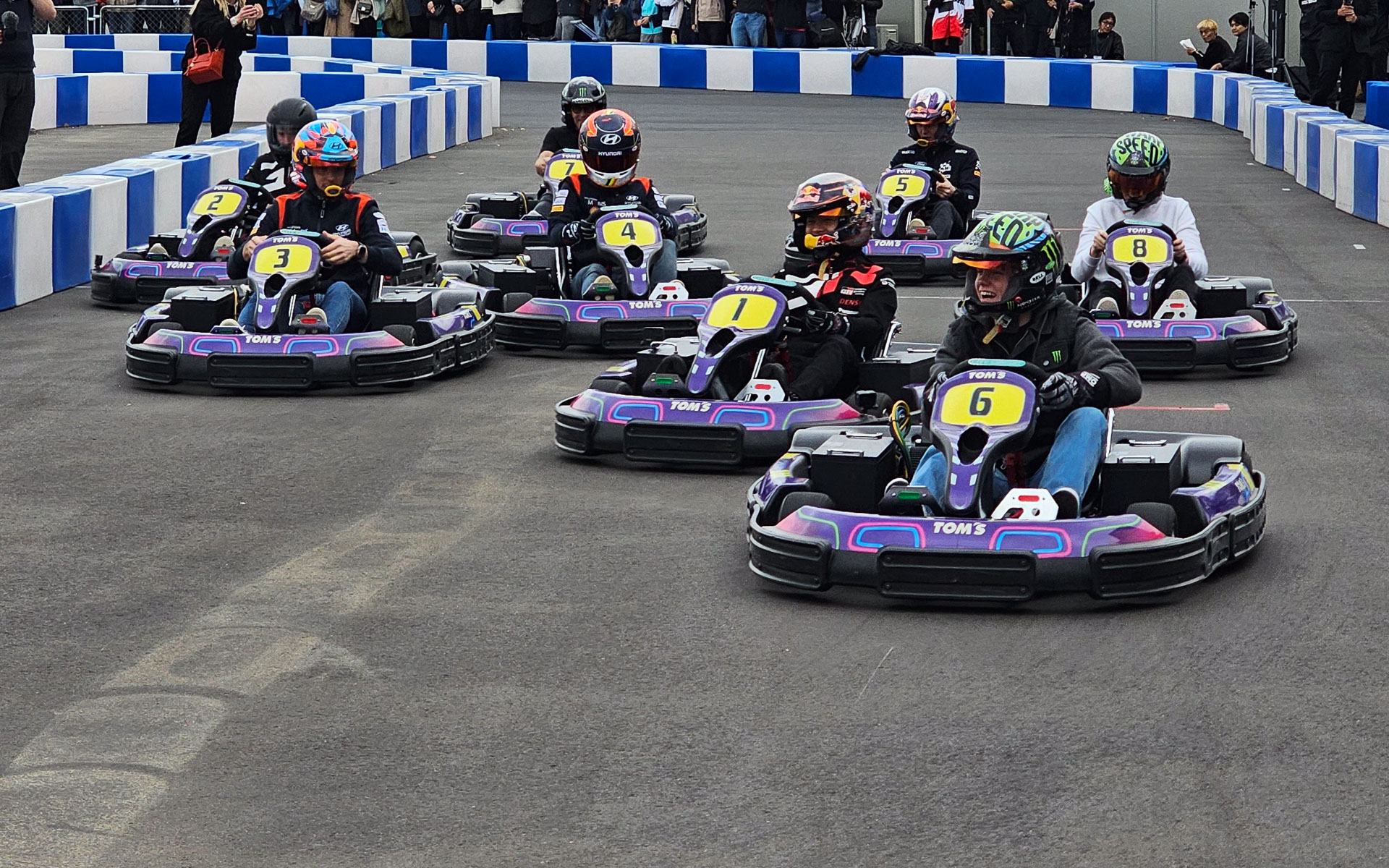 3位のヌービル選手はわざとゆっくりスタート