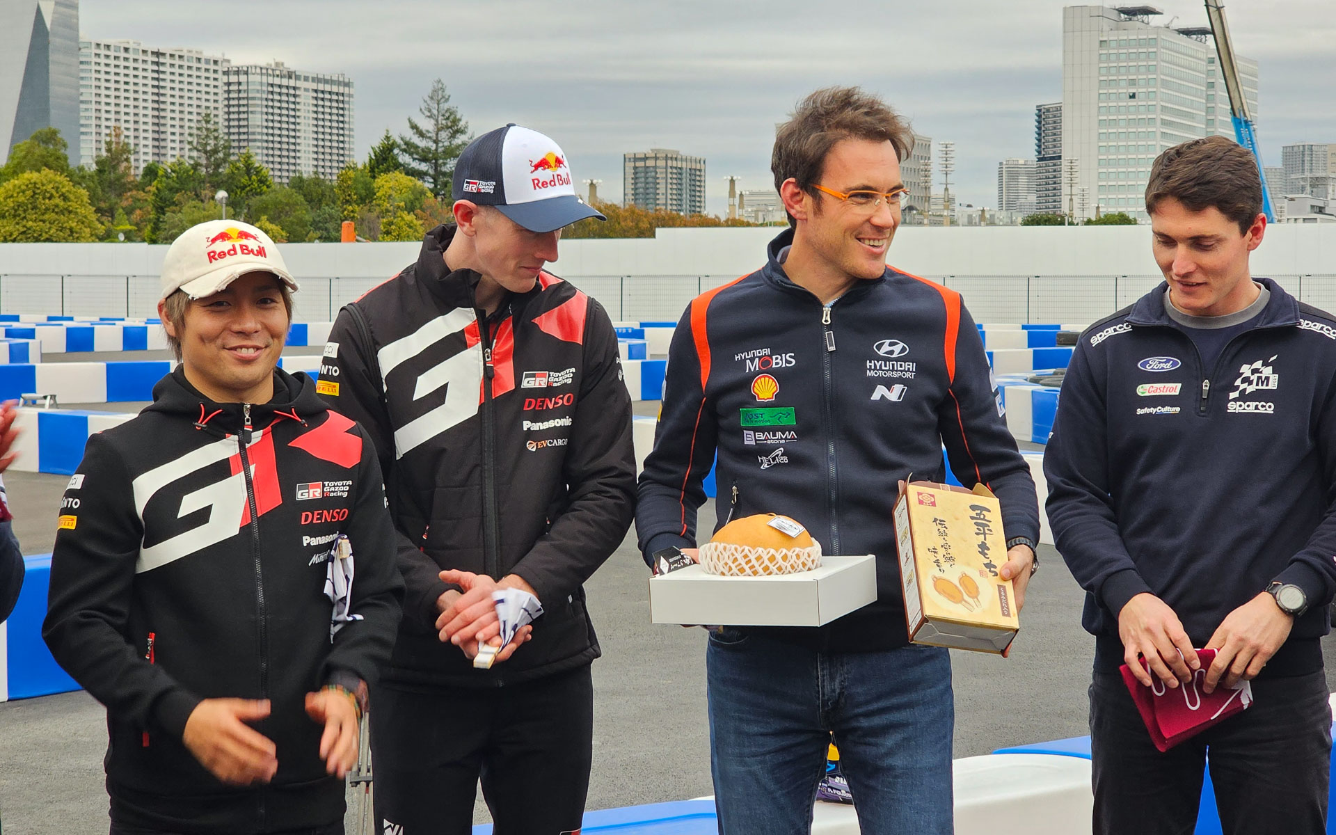 トップ3の選手には豊田市産の愛宕梨と五平もちがプレゼントされた