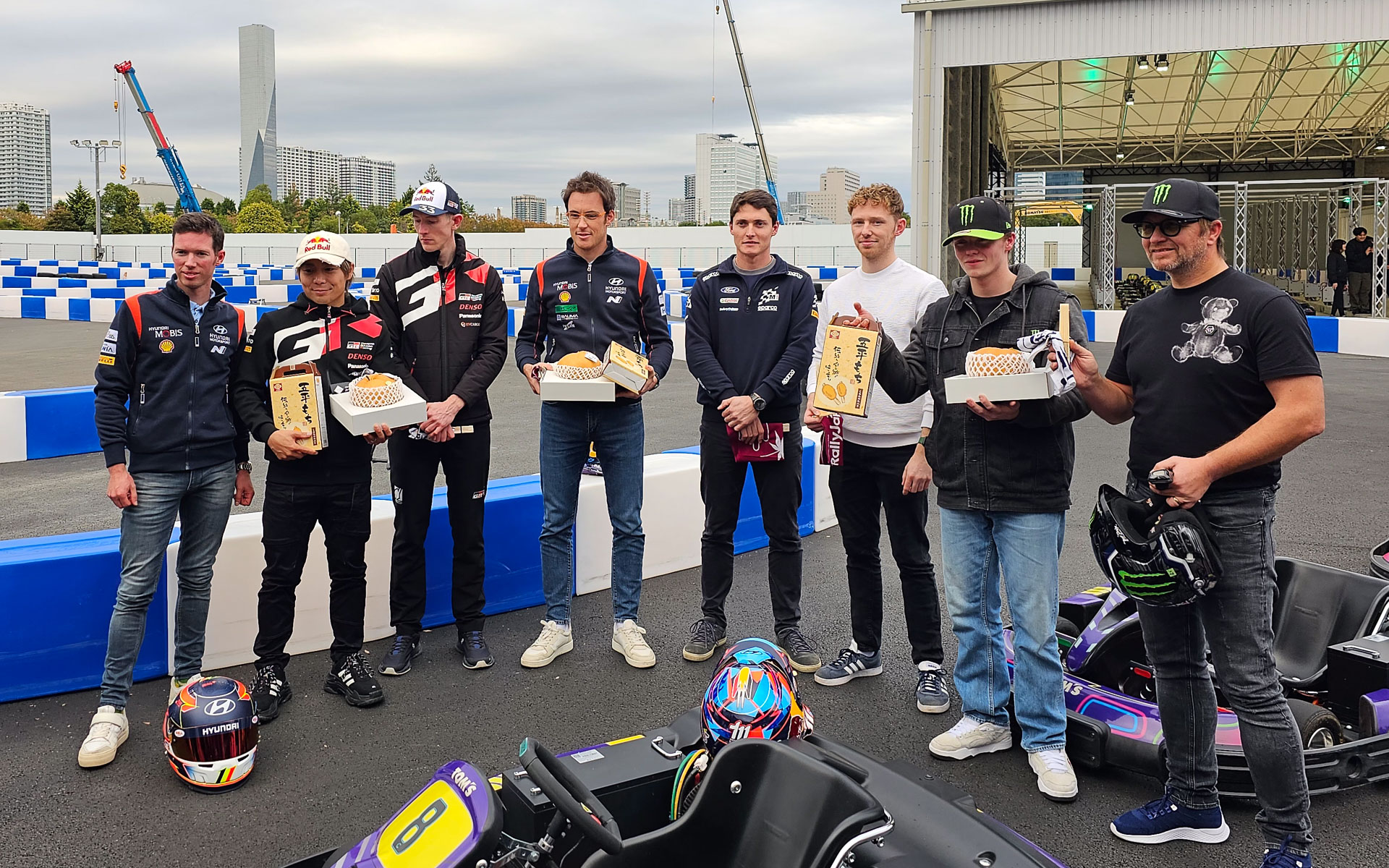 参加したドライバーによる記念撮影