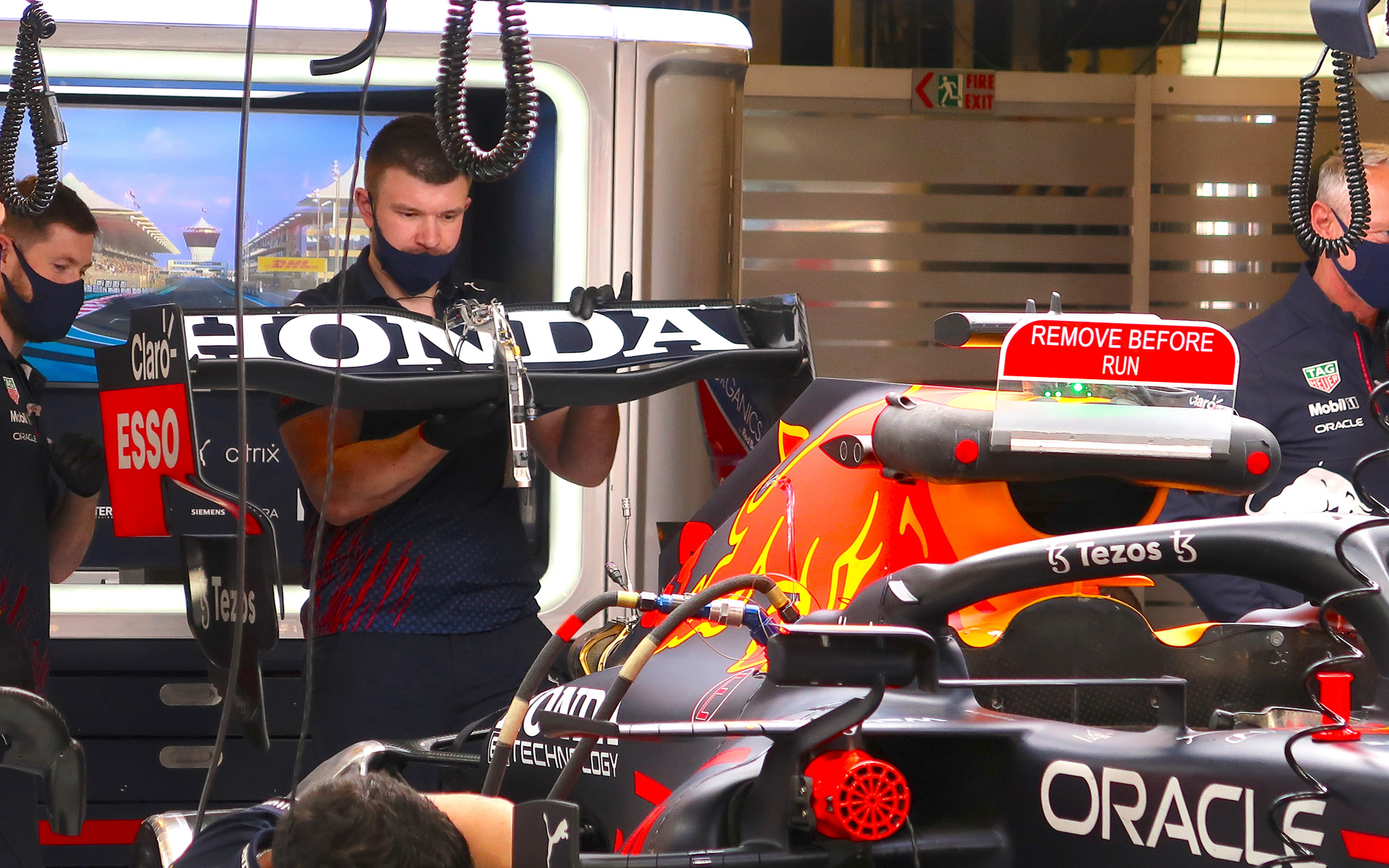 フェルスタッペン選手のマシンのウイングを交換している様子