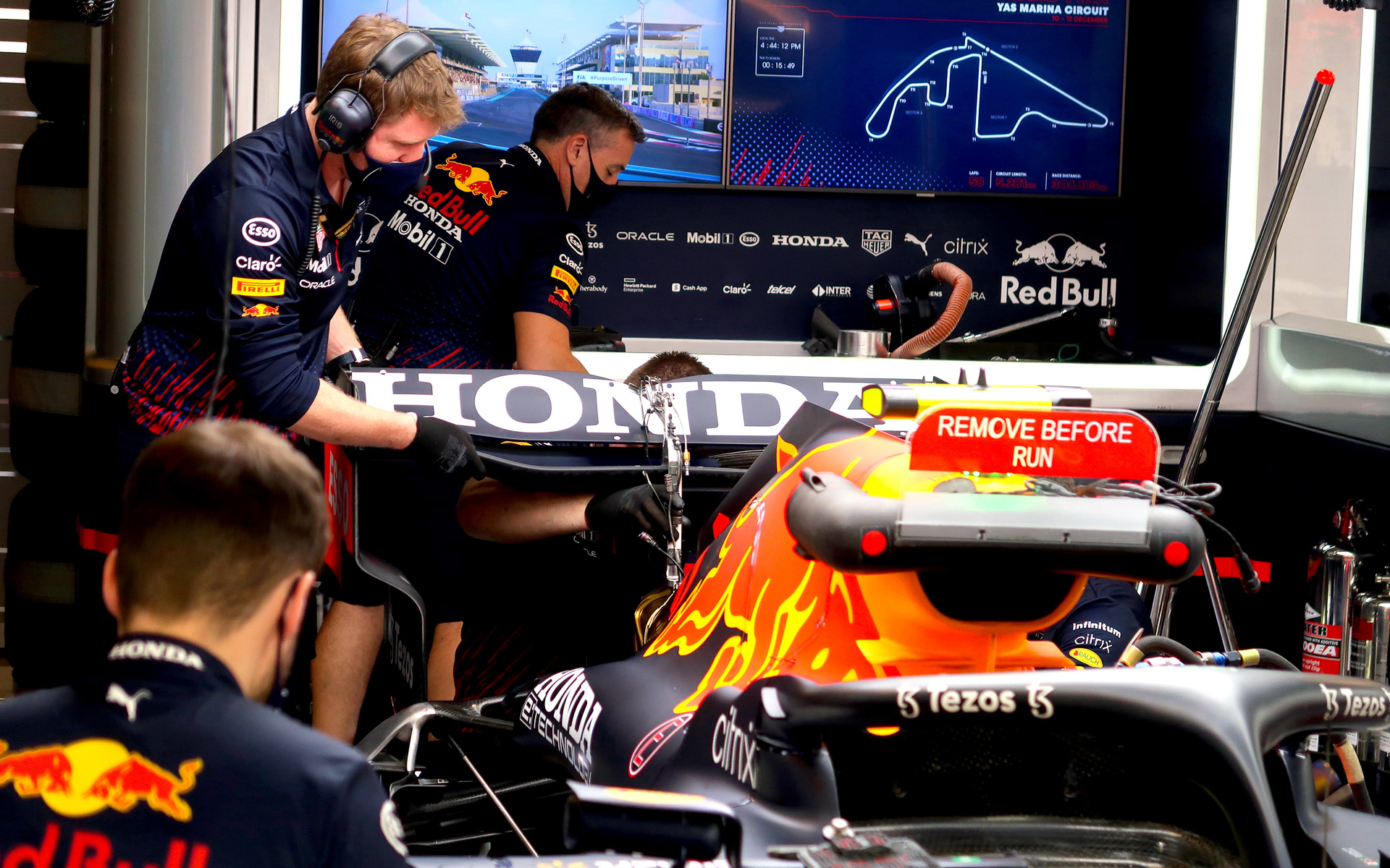 セルジオ・ペレス選手が乗るマシンのリアウイング交換が完了したのは予選開始5分を切っていた