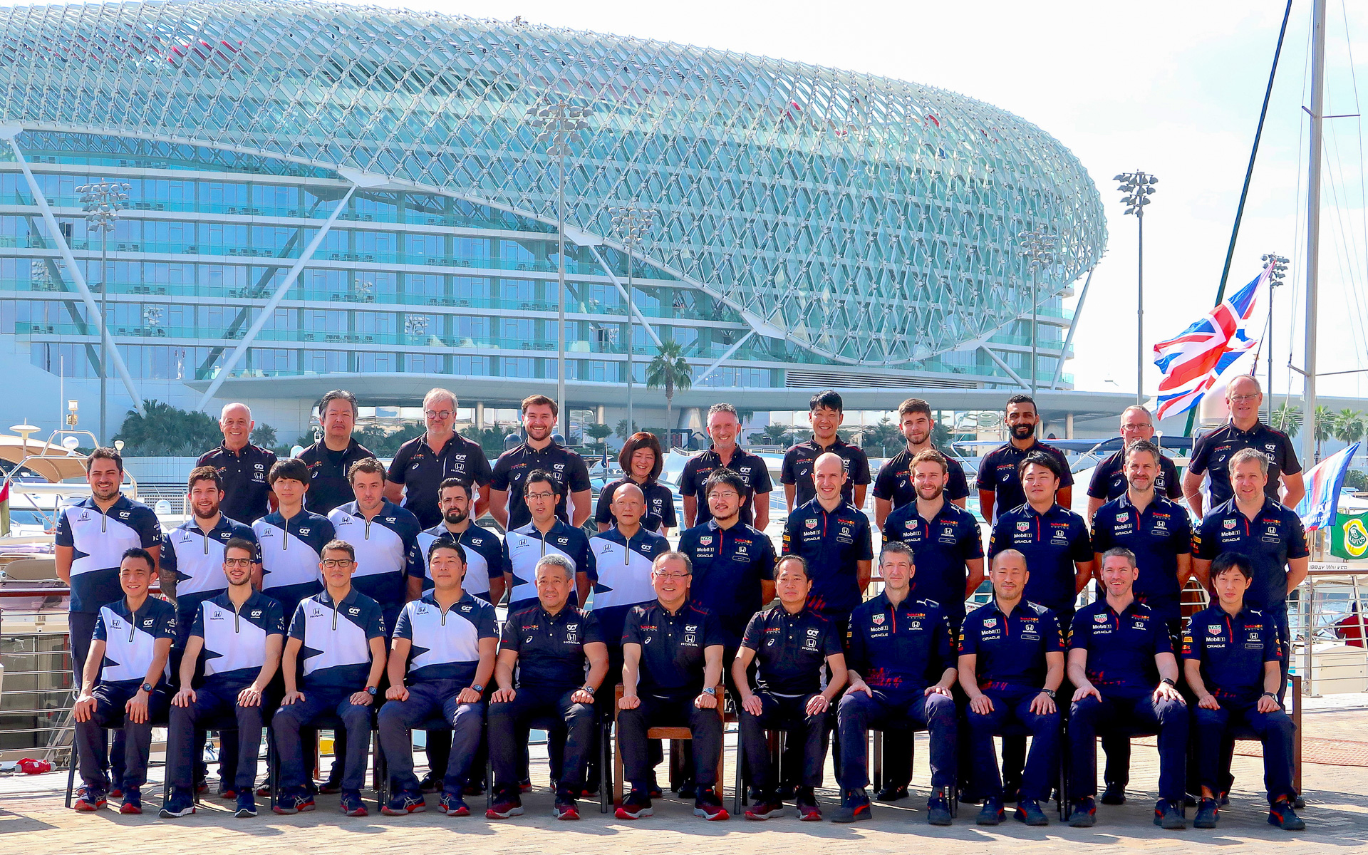 2021年のアブダビGP決勝前、レッドブルとアルファタウリで仕事しているホンダのスタッフ全員で集合写真を撮った
