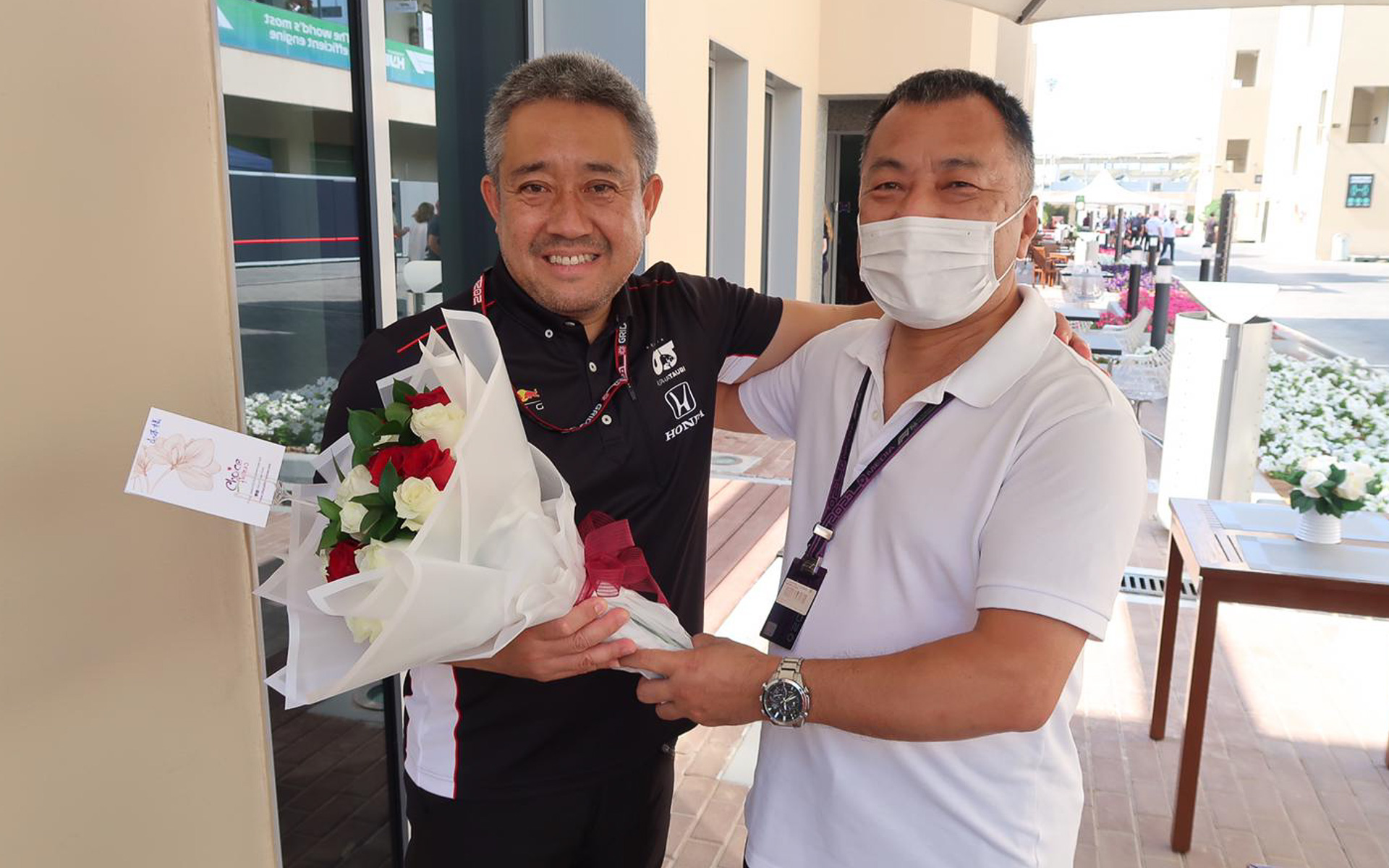 マネージングディレクターの山本雅史さんにも花束を贈呈した