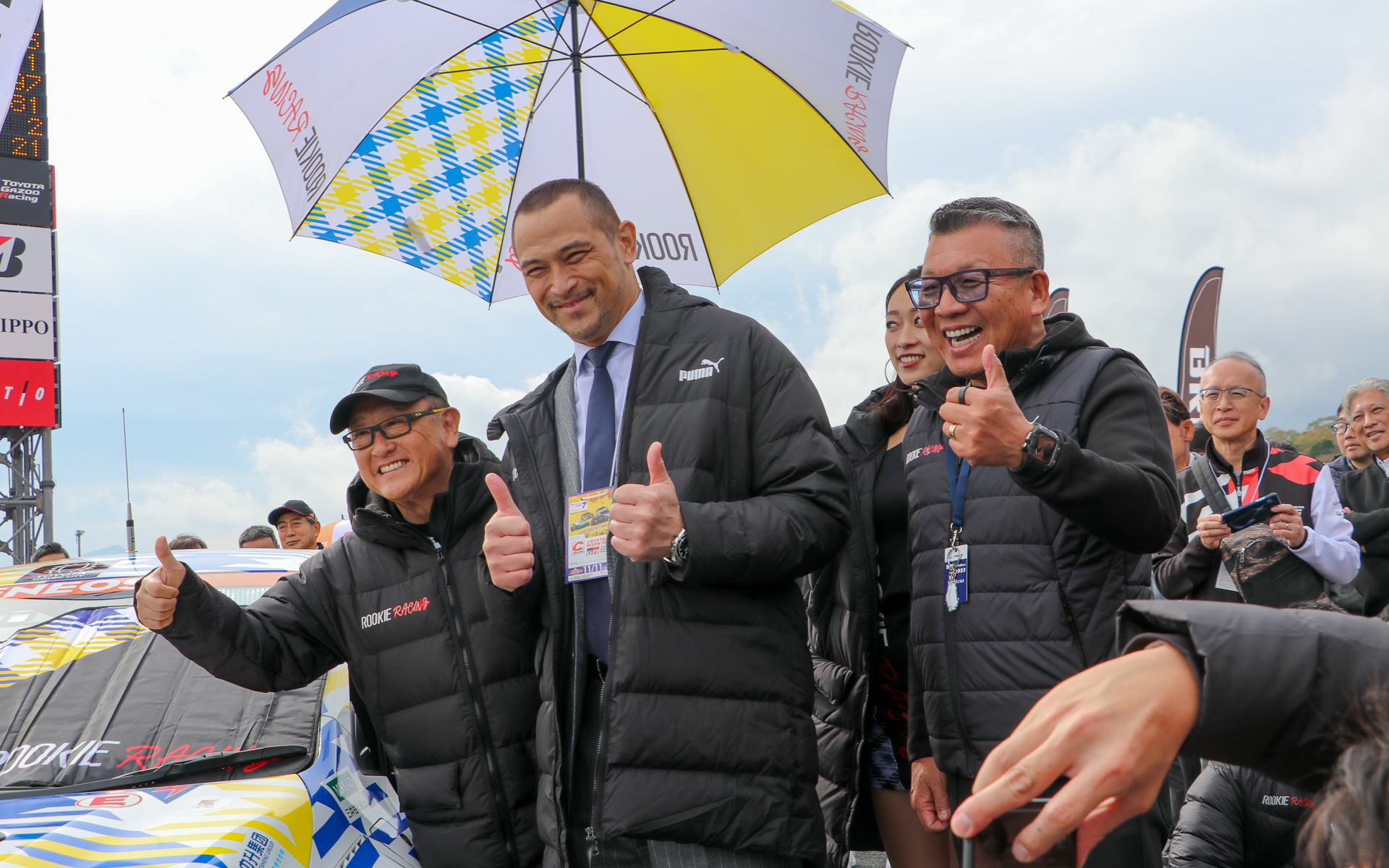 スーパー耐久最終戦を視察に来ていた室伏広治スポーツ庁長官。スタート前のグリッドウォークでは、モリゾウことトヨタ自動車の豊田章男会長も乗る32号車 ORC ROOKIE GR Corolla H2 conceptの激励に訪れた