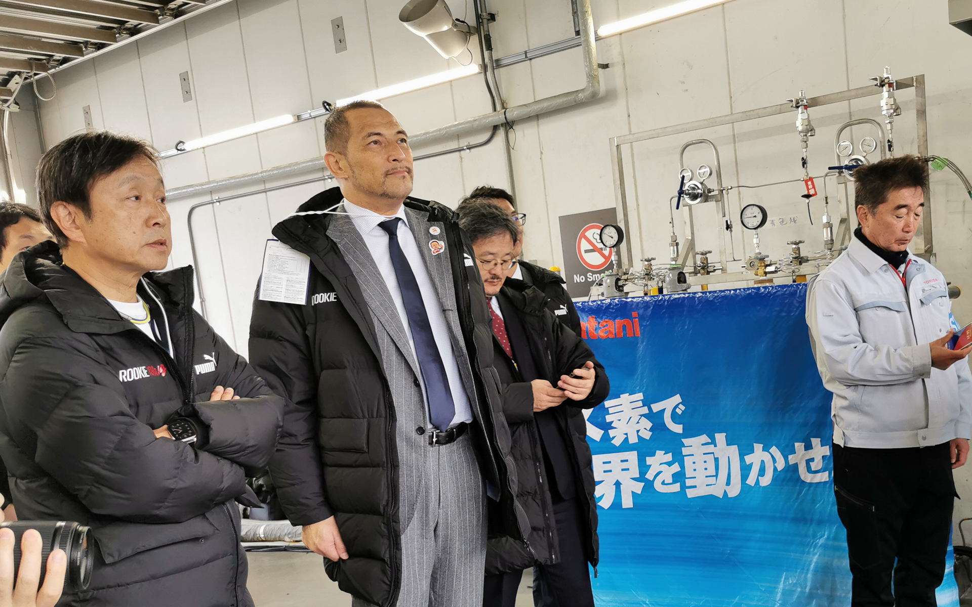 液体水素の充填シーンを見学する室伏スポーツ庁長官