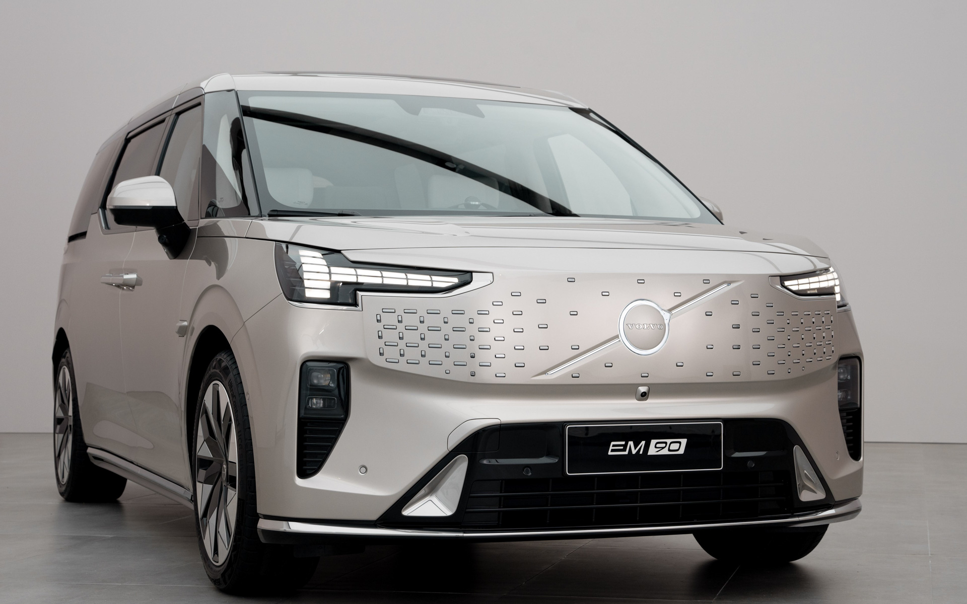 新型EV（電気自動車）ミニバン「EM90」