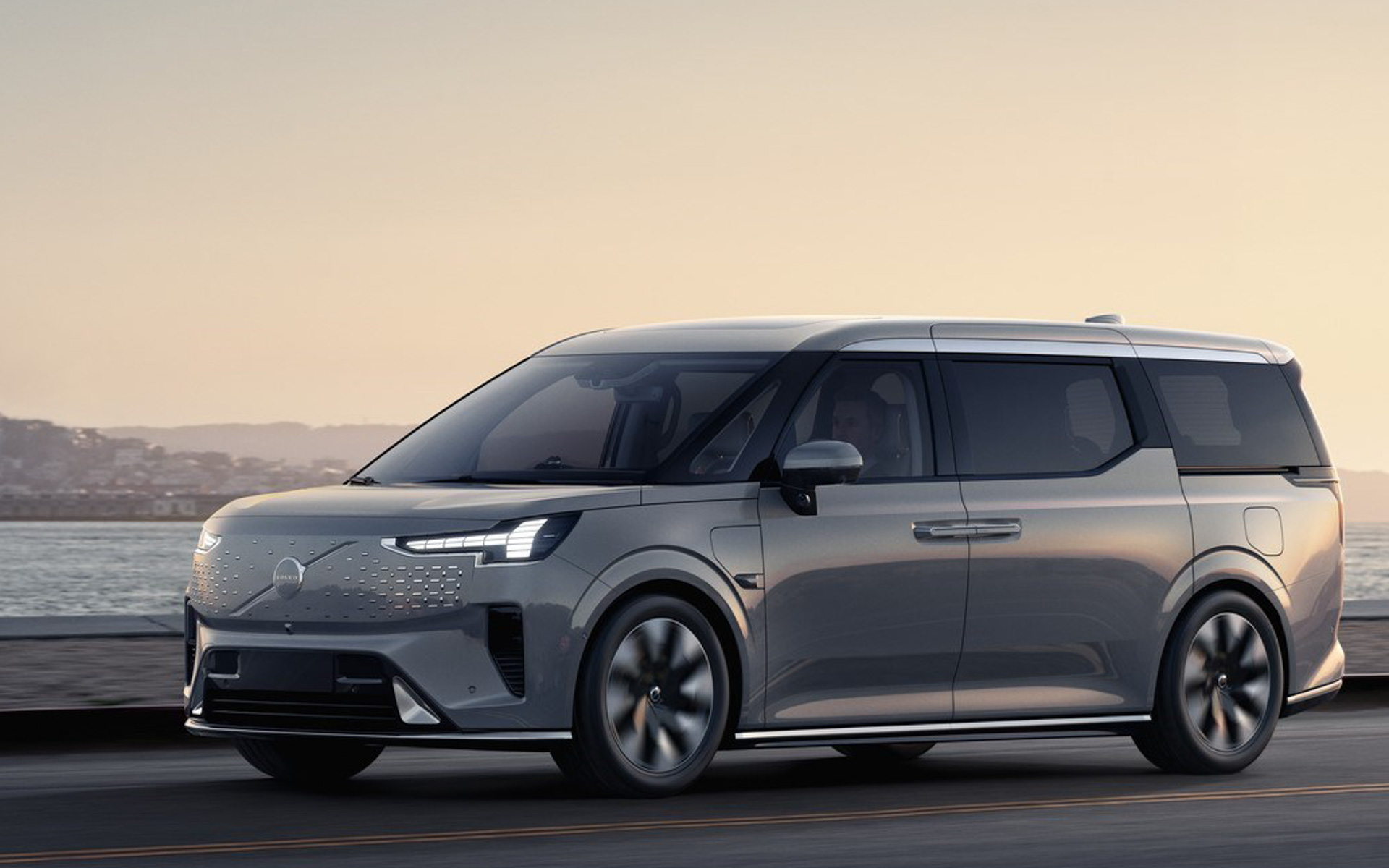 ボルボの新型EVミニバン「EM90」