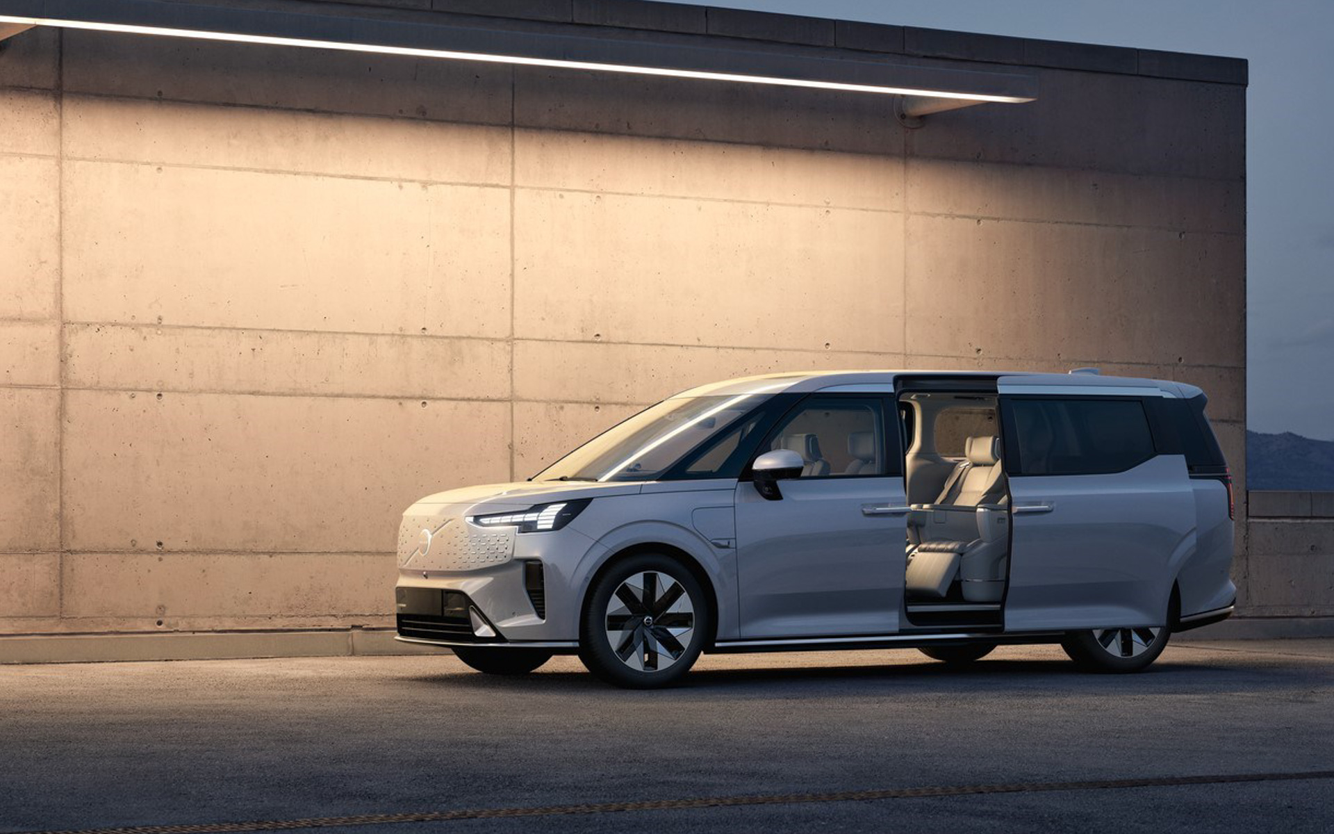 ボルボの新型EVミニバン「EM90」