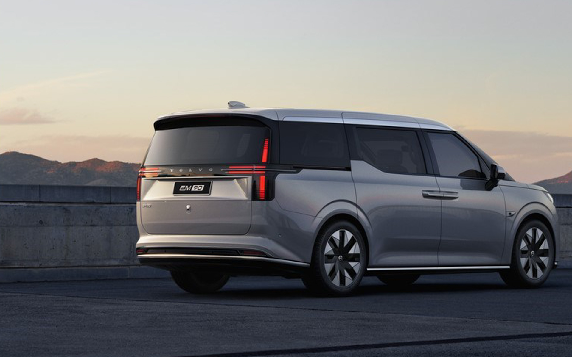 ボルボの新型EVミニバン「EM90」