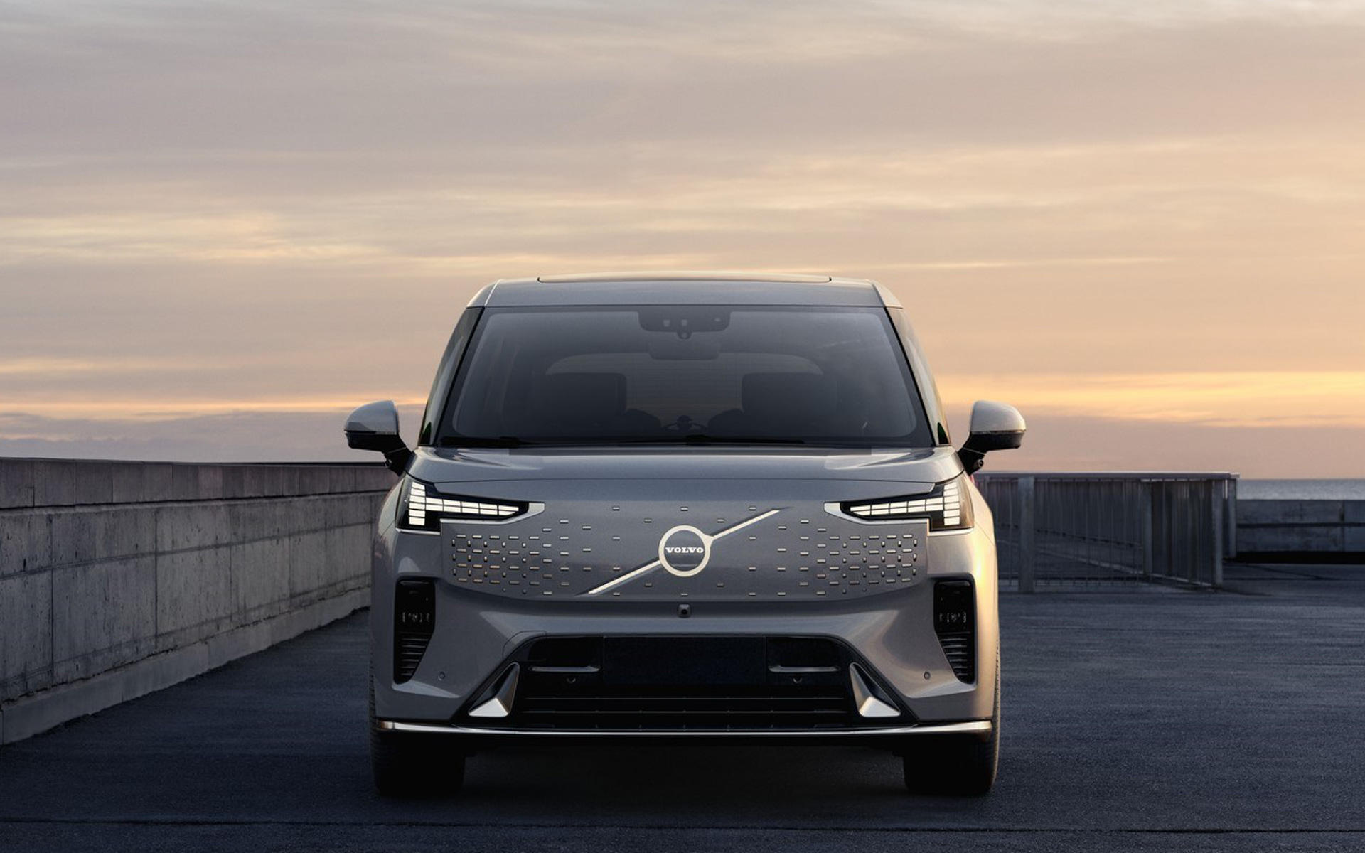 ボルボの新型EVミニバン「EM90」