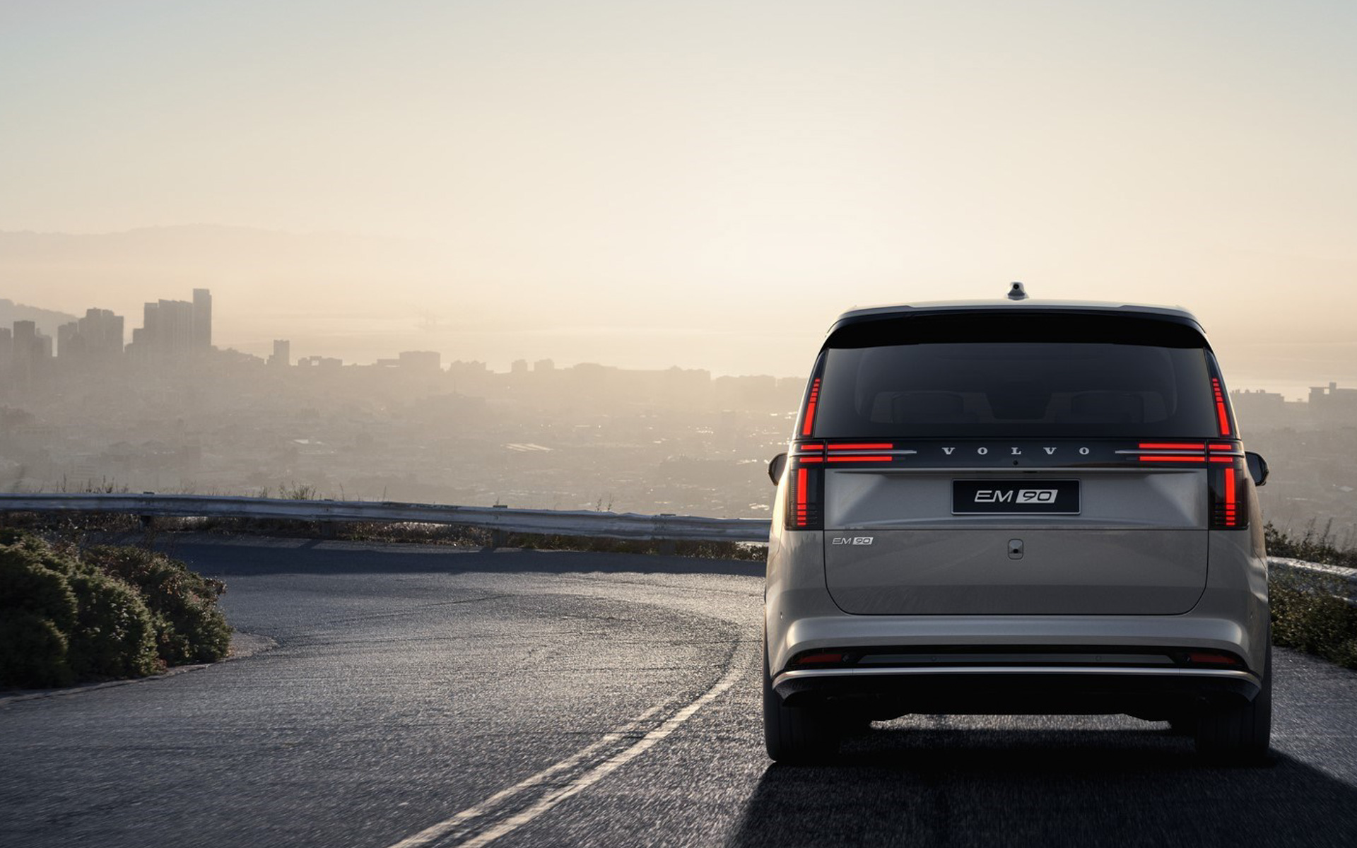 ボルボの新型EVミニバン「EM90」