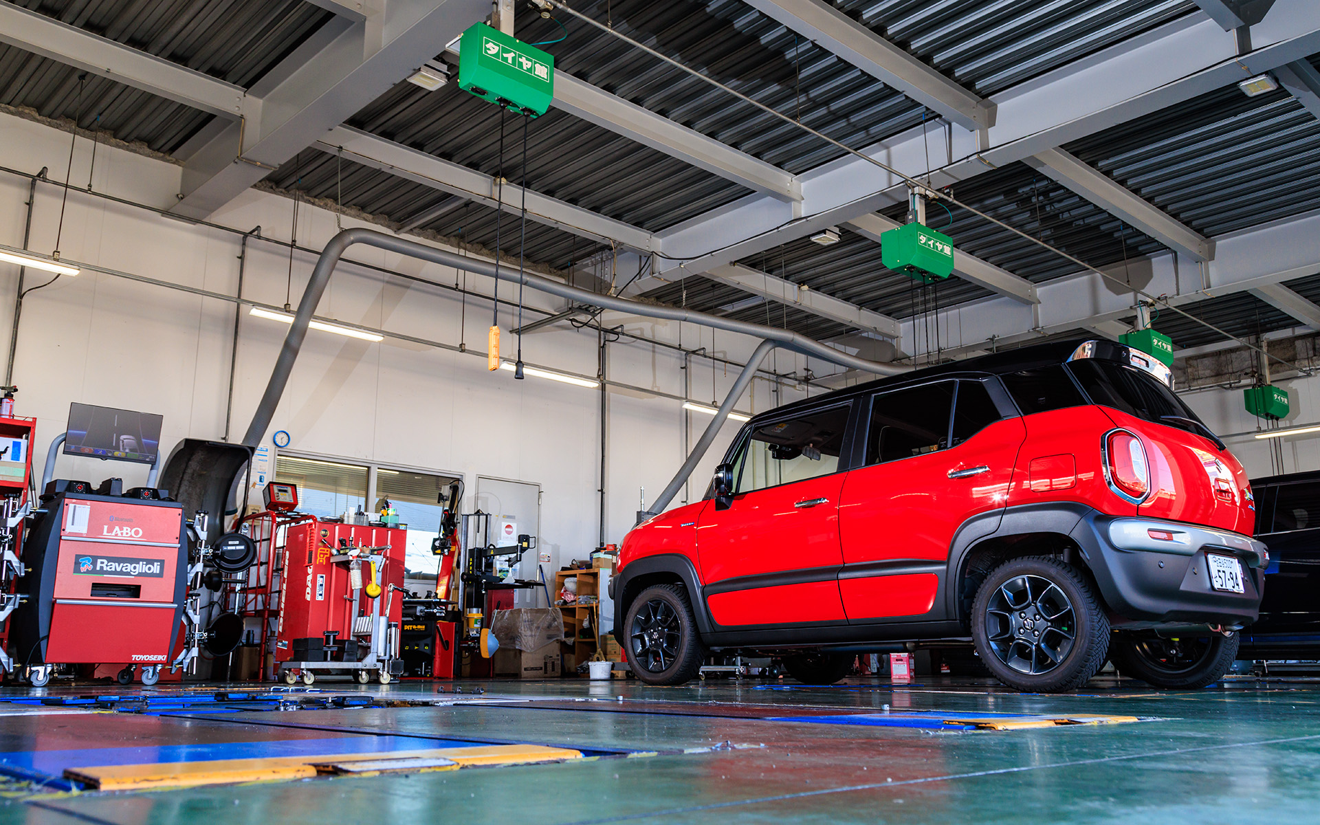 今回作業をお願いした「タイヤ館 金沢西」は、ブリヂストンのタイヤ専門店であるコクピット、タイヤ館、ミスタータイヤマン、ブリヂストンタイヤショップの中でも高品質なサービス・ソリューションを届けるための国内店舗ネットワーク「B-select」の1つ。タイヤはもちろんのこと、ホイールやサスペンションなどの相談にものってくれる心強いお店だ