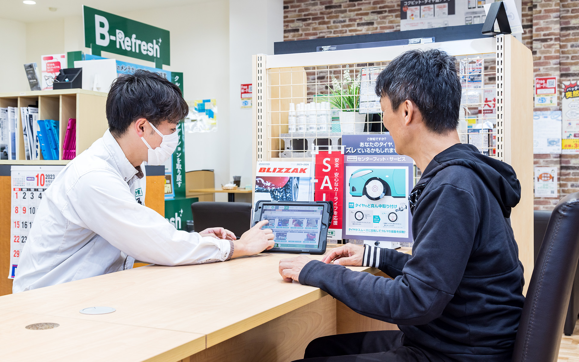 タイヤ交換前にクルマの点検も無料で行なってくれる。各部の状況をスタッフが確認し、必要に応じて写真を交えながら状況を説明してくれるのでとても分かりやすい