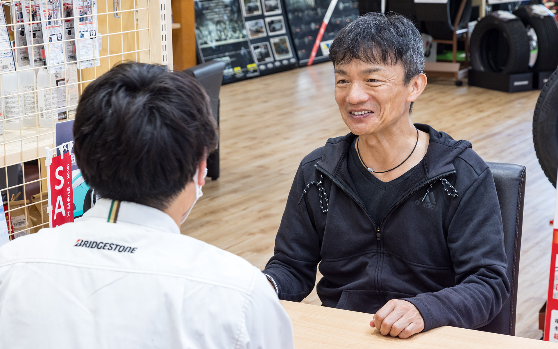 ブリヂストン タイヤオンラインストアですでにタイヤ選び、購入手続きを終えているし、タイヤ交換の予約も事前にできたので、お店での待ち時間が少なくてすむのはとてもありがたい