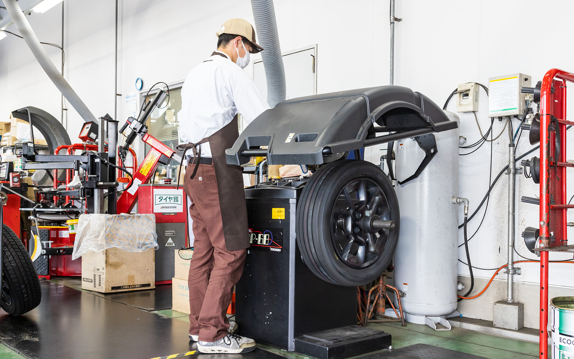 ブリザックVRX3をホイールに組み付け後、ホイールバランサーで重量バランスがあっているかしっかりチェック