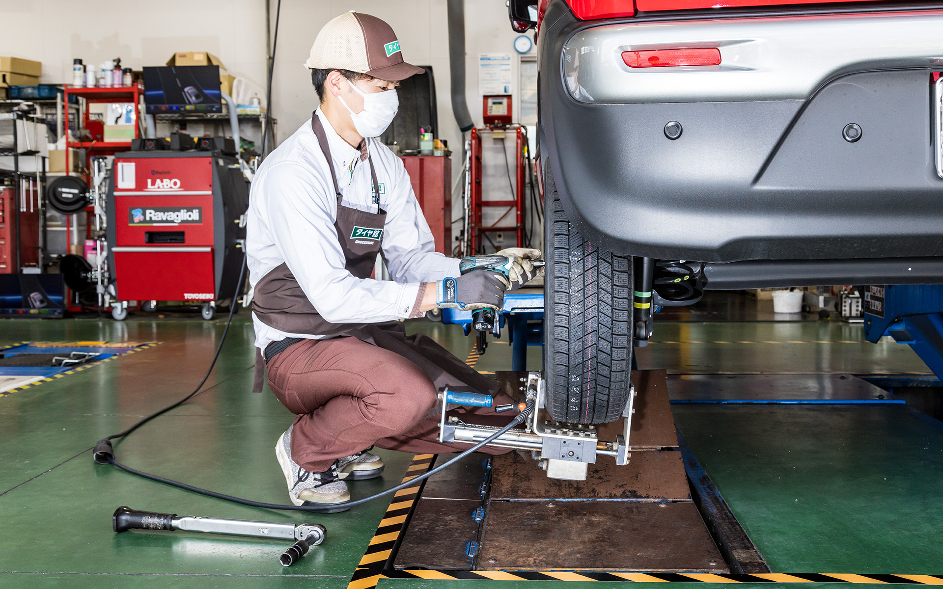 ホイールのボルト穴とハブボルトの径はクリアランスがないと装着が困難なため、作業性を高めるためにボルト穴の方が大きく作られている。そのため、単に装着してナットを締め込むとセンターがずれる可能性がある。そこでタイヤ館ではブリヂストンが特許技術を持つ「B-SYSTEMセンタリングマシン」をタイヤに取り付けてナットを締め込む。この独自の機器を取り付けることでタイヤに振動を与え、ホイールがしっかりとセンターに合わさった状態でナットを締め込むことが可能になる