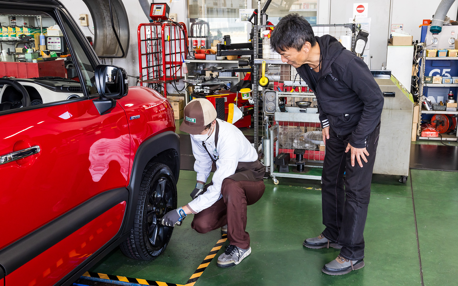 トルクレンチを使ってのホイールナット締め付けを一緒に確認し、作業は無事に終了