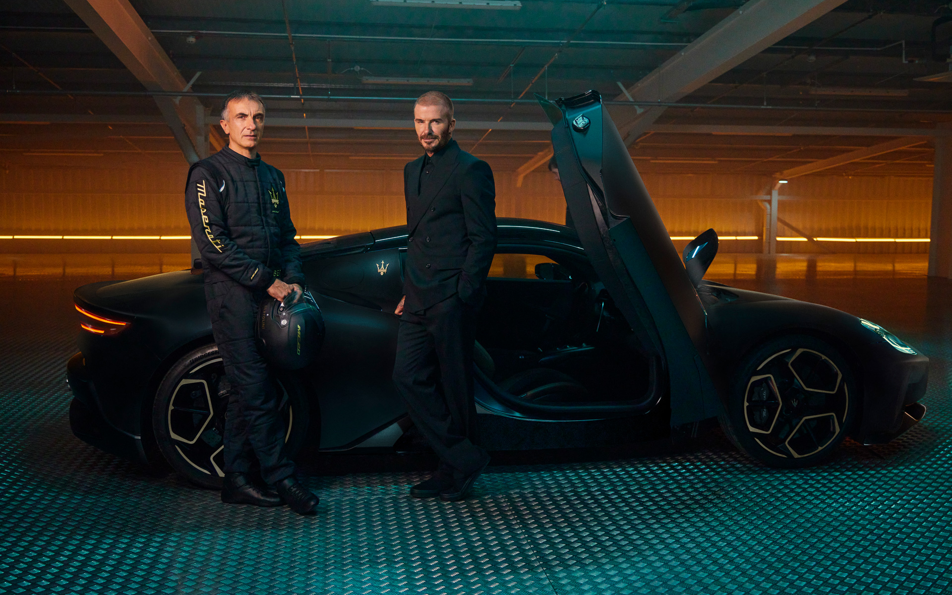 開発にたずさわったドライバーのアンドレア・ベルトリーニ選手（左）とブランドアンバサダーのデビッド・ベッカム氏（右）