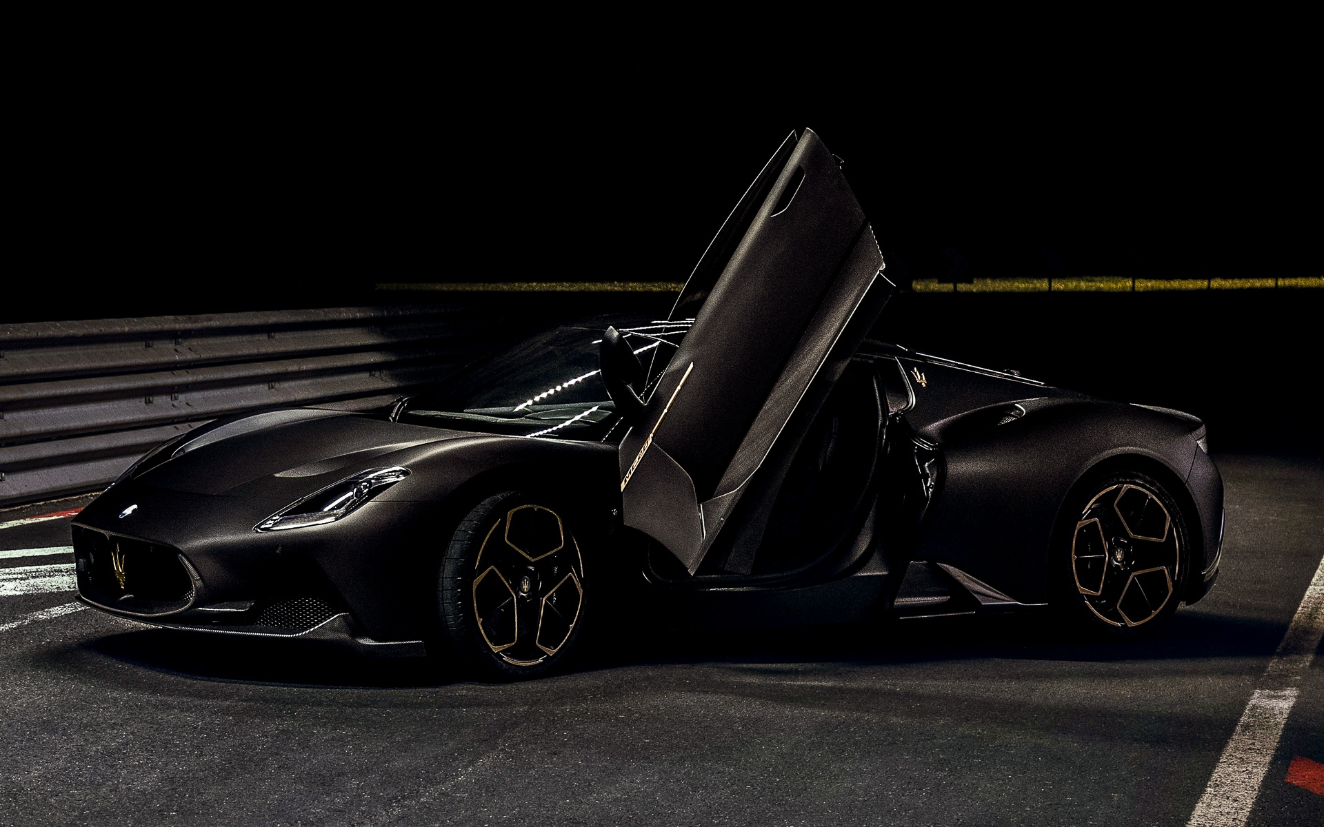 ボディサイドのMC20エンブレム