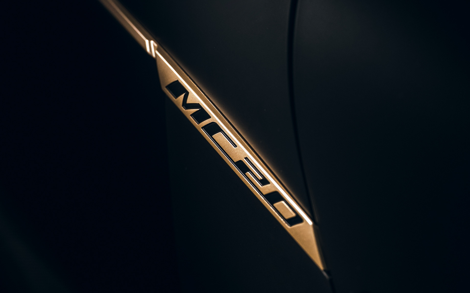 ボディサイドのMC20エンブレム