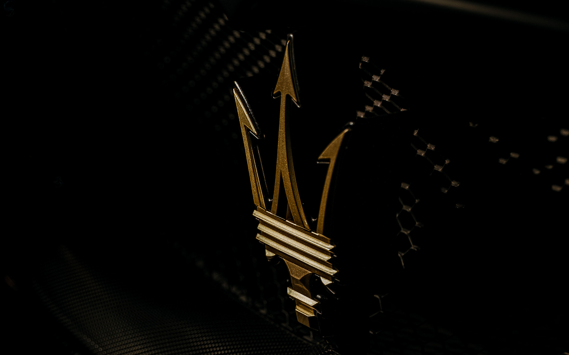 フロントグリルにあるトライデントもマットなホワイトゴールド仕様に