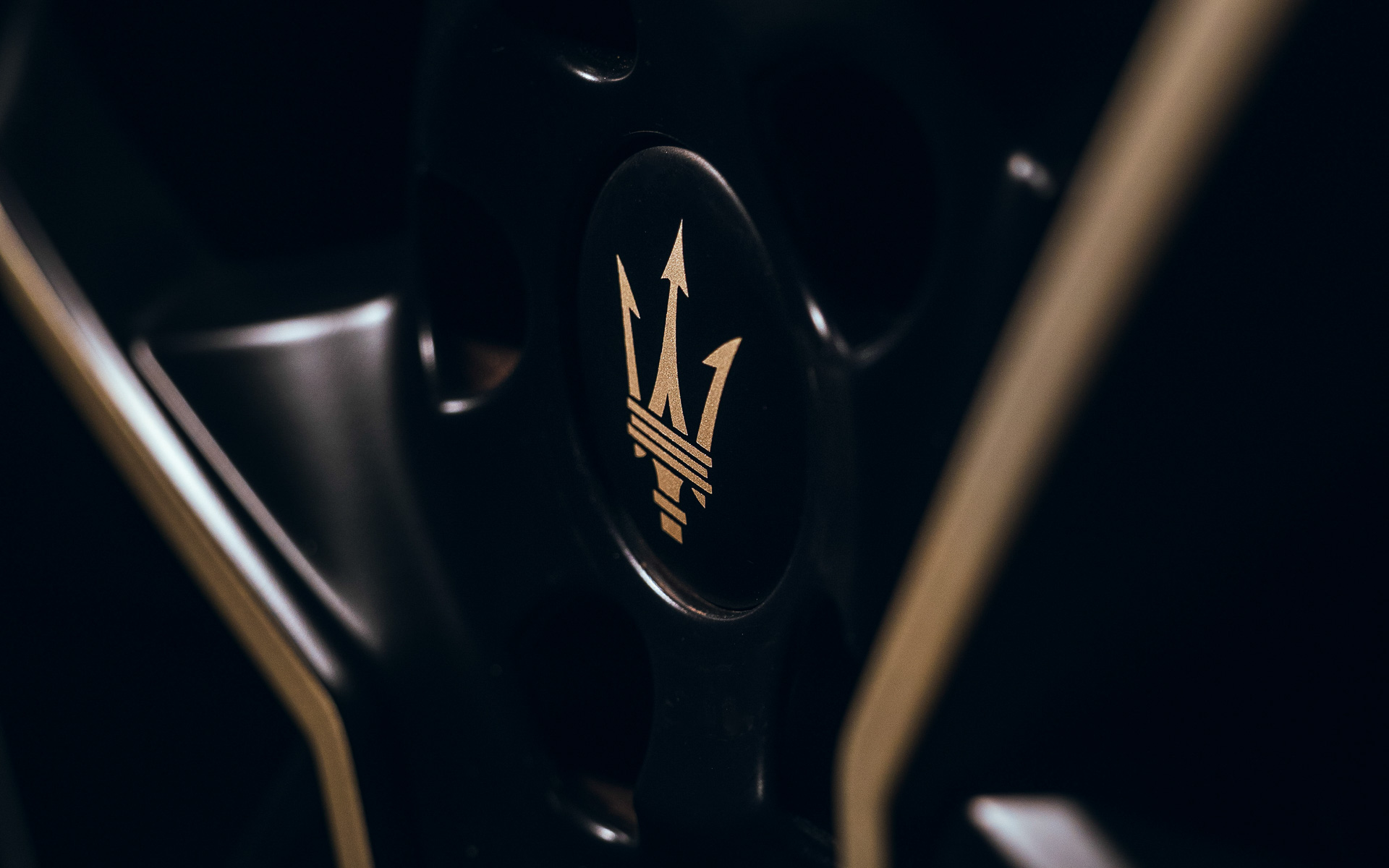 ホイールのセンターキャップにもトライデントがあしらわれる