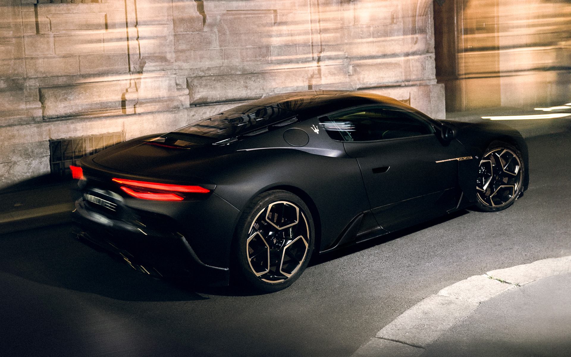 左右のドアは跳ね上げ式を採用