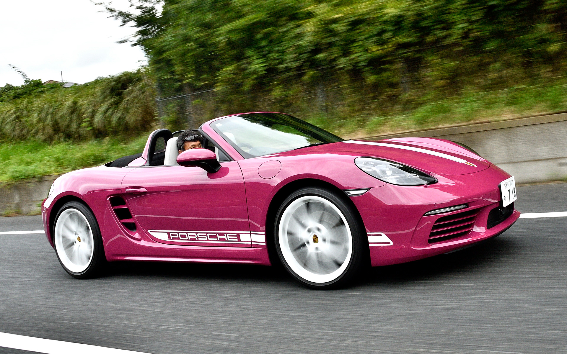 ルビースターネオカラーの「718ボクスタースタイルエディション」（991万円）。スタイルエディションでは最高出力220kW（300PS）/6500rpm、最大トルク380Nm/2150-4500rpmを発生する水平対向4気筒2.0リッターターボエンジンを搭載